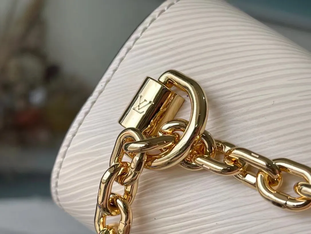 💰1160 (top-grain leather) top original single M59761 off-white Twist chain bag hand. The 2015 Cruise early spring series announced the neoclassical style for the first time. This medium-sized handbag is made of the brand's iconic Epi leather and is embellished with a sculptural Twist lock that releases the dazzling luster of the metal. The wavy bottom of the bag has a hidden storage capacity; the sliding chain shoulder strap can be folded or unfolded to carry it on the shoulder or cross-body, allowing it to be worn day and night with its aesthetic elegance. Dimensions: 23×17x9.5 cm