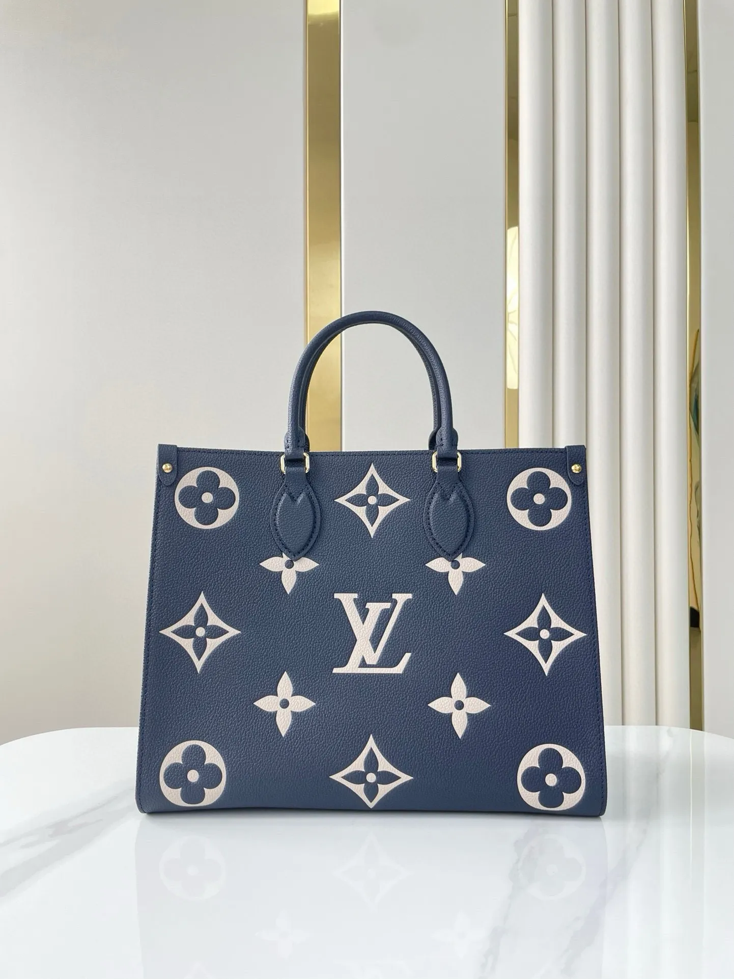 💰1120 (top layer leather) dark blue (transcoding chip top layer leather) top original order ☘☘ONTHEGO medium handbag M45495 M47084 The Monogram pattern is printed and dyed first and then embossed to make it softer than grained cowhide. Its ample interior can accommodate laptops and other office supplies. The long and short handles are convenient for carrying in the hand or on the shoulder. Size: 34x26x13cm