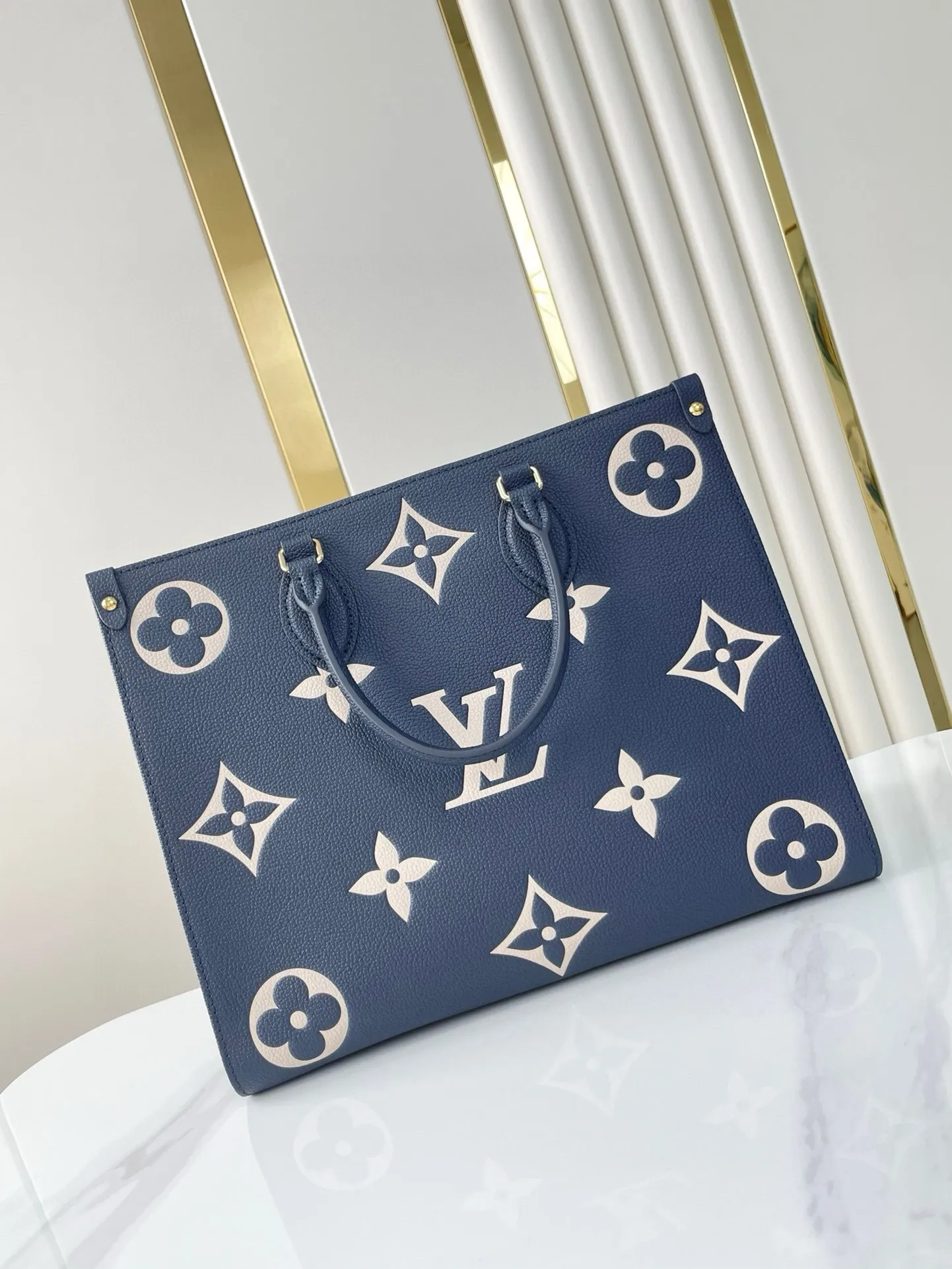 💰1120 (top layer leather) dark blue (transcoding chip top layer leather) top original order ☘☘ONTHEGO medium handbag M45495 M47084 The Monogram pattern is printed and dyed first and then embossed to make it softer than grained cowhide. Its ample interior can accommodate laptops and other office supplies. The long and short handles are convenient for carrying in the hand or on the shoulder. Size: 34x26x13cm