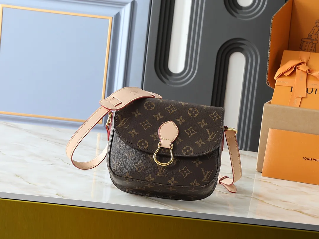 💰Large 130. Small 240💰Upgraded original version M51241 M51242 M51243 Second-hand series saddle bag large Saint The Cloud messenger bag is an ideal companion for daily life, whether for leisure or work. French Monogram canvas fabric - cross-body design with gradient lambskin cute tassels - fashionable studs and leather patches - initials can be hot-stamped on the patch in the middle - create a personalized logo - gold metal accessories - adjustable crossbody strap - magnetic flap closure, size: large 26×21×7, small 19x17x6 cm