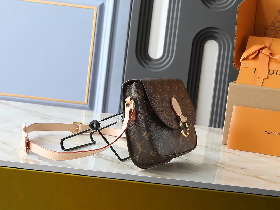 💰Large 130. Small 240💰Upgraded original version M51241 M51242 M51243 Second-hand series saddle bag large Saint The Cloud messenger bag is an ideal companion for daily life, whether for leisure or work. French Monogram canvas fabric - cross-body design with gradient lambskin cute tassels - fashionable studs and leather patches - initials can be hot-stamped on the patch in the middle - create a personalized logo - gold metal accessories - adjustable crossbody strap - magnetic flap closure, size: large 26×21×7, small 19x17x6 cm