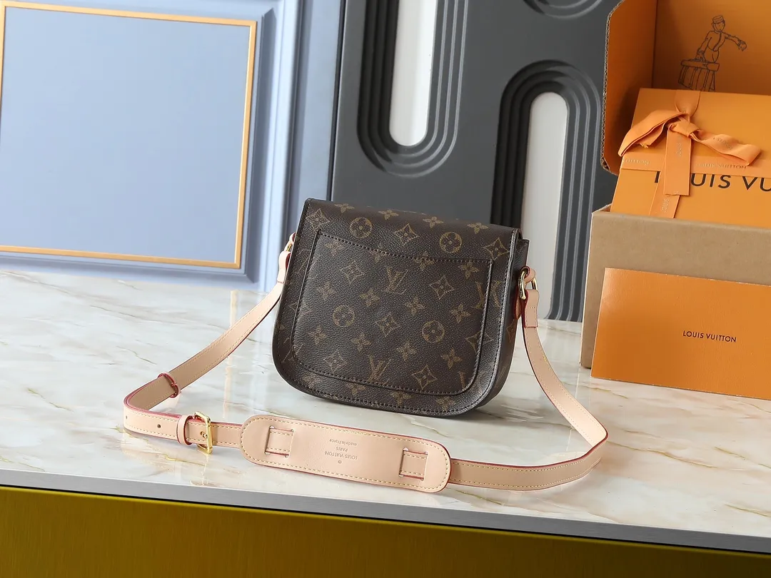 💰Large 130. Small 240💰Upgraded original version M51241 M51242 M51243 Second-hand series saddle bag large Saint The Cloud messenger bag is an ideal companion for daily life, whether for leisure or work. French Monogram canvas fabric - cross-body design with gradient lambskin cute tassels - fashionable studs and leather patches - initials can be hot-stamped on the patch in the middle - create a personalized logo - gold metal accessories - adjustable crossbody strap - magnetic flap closure, size: large 26×21×7, small 19x17x6 cm