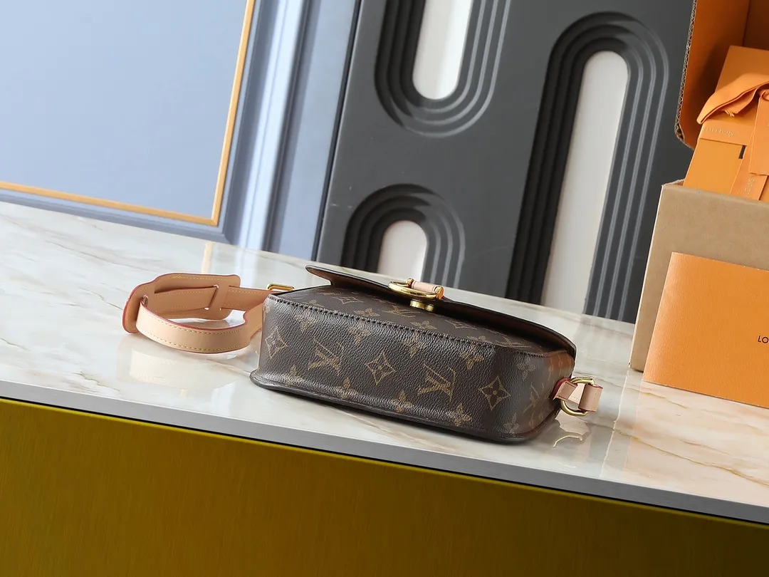 💰Large 130. Small 240💰Upgraded original version M51241 M51242 M51243 Second-hand series saddle bag large Saint The Cloud messenger bag is an ideal companion for daily life, whether for leisure or work. French Monogram canvas fabric - cross-body design with gradient lambskin cute tassels - fashionable studs and leather patches - initials can be hot-stamped on the patch in the middle - create a personalized logo - gold metal accessories - adjustable crossbody strap - magnetic flap closure, size: large 26×21×7, small 19x17x6 cm