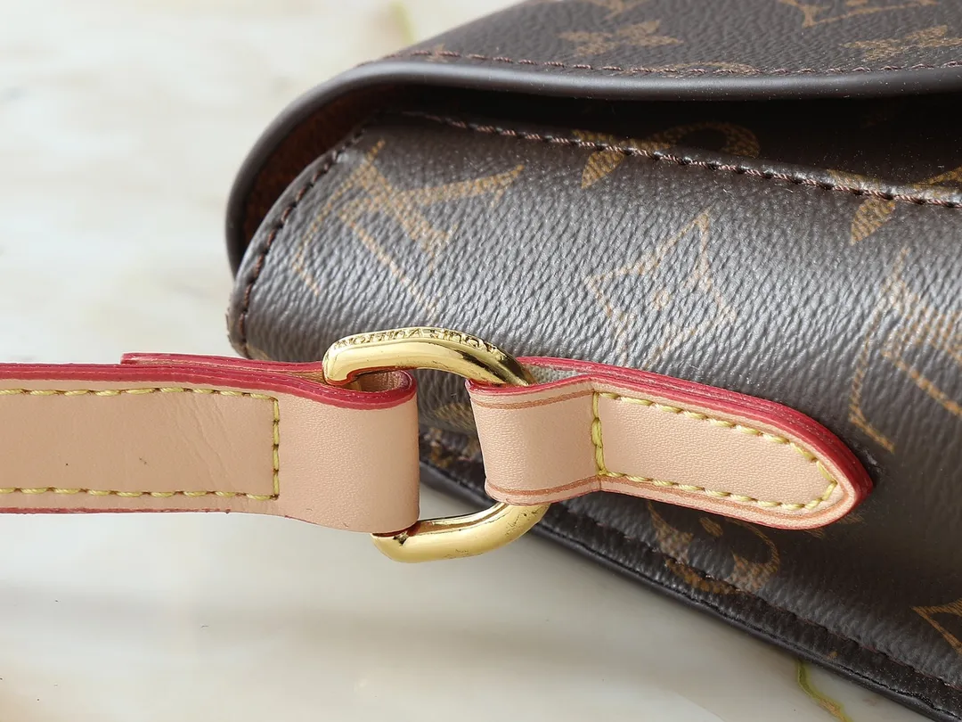 💰Large 130. Small 240💰Upgraded original version M51241 M51242 M51243 Second-hand series saddle bag large Saint The Cloud messenger bag is an ideal companion for daily life, whether for leisure or work. French Monogram canvas fabric - cross-body design with gradient lambskin cute tassels - fashionable studs and leather patches - initials can be hot-stamped on the patch in the middle - create a personalized logo - gold metal accessories - adjustable crossbody strap - magnetic flap closure, size: large 26×21×7, small 19x17x6 cm
