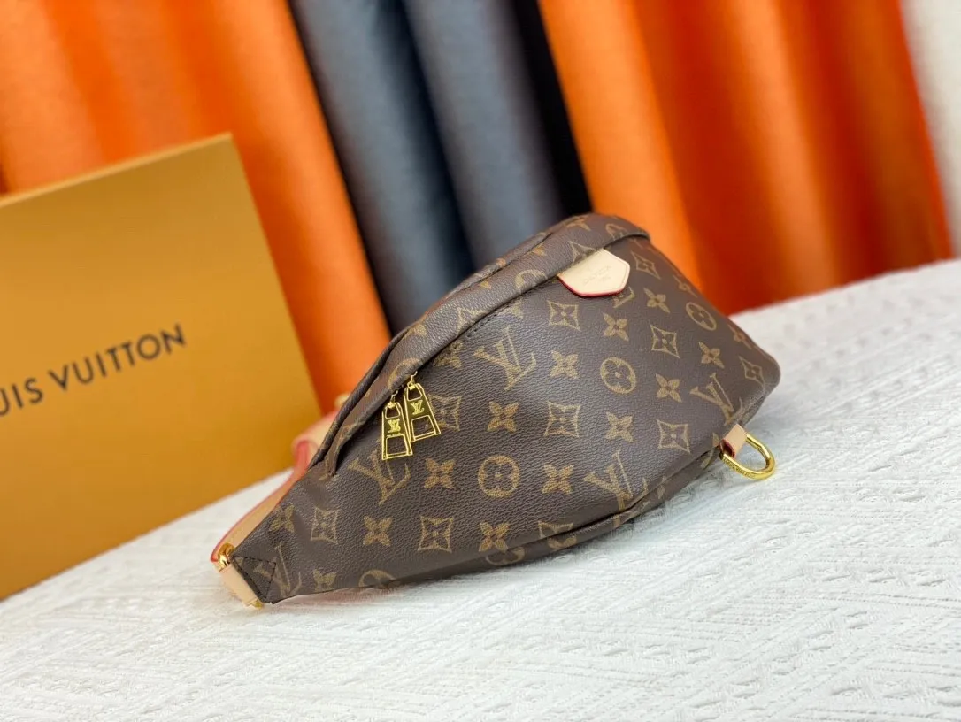 P200 M43644 top original BUMBAG waist bag is made of classic Monogram canvas and decorated with "Louis Vuitton Paris" leather patch. This waist bag can add a pure fashionable and casual temperament to the sports look. It can be used as a waist bag, or can be worn on one shoulder or across the body, making it more fashionable. size 37x 14x 13cm