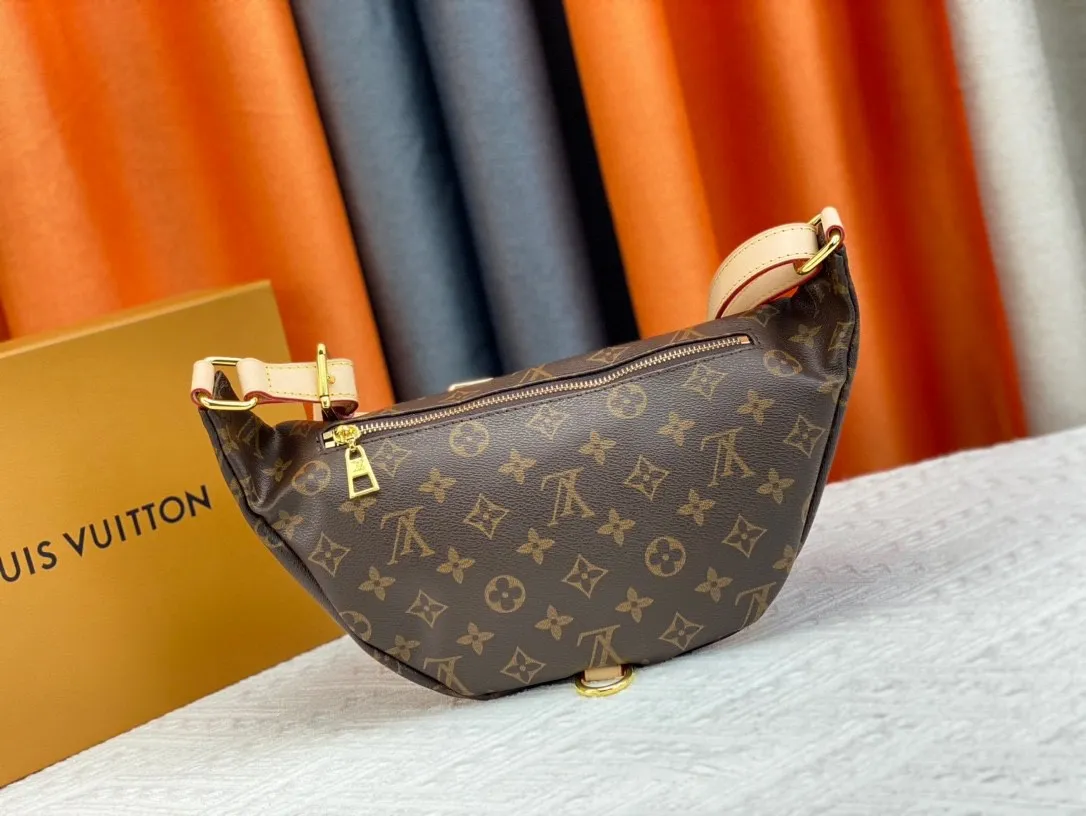 P200 M43644 top original BUMBAG waist bag is made of classic Monogram canvas and decorated with "Louis Vuitton Paris" leather patch. This waist bag can add a pure fashionable and casual temperament to the sports look. It can be used as a waist bag, or can be worn on one shoulder or across the body, making it more fashionable. size 37x 14x 13cm