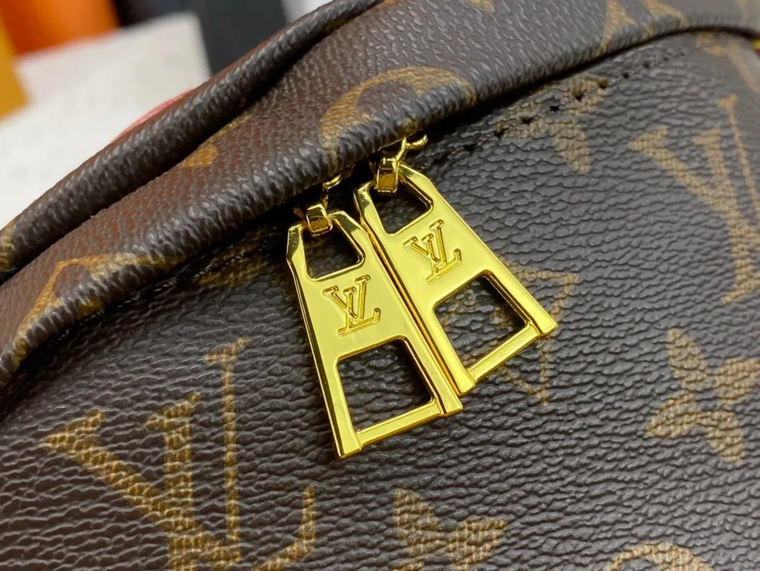 P200 M43644 top original BUMBAG waist bag is made of classic Monogram canvas and decorated with "Louis Vuitton Paris" leather patch. This waist bag can add a pure fashionable and casual temperament to the sports look. It can be used as a waist bag, or can be worn on one shoulder or across the body, making it more fashionable. size 37x 14x 13cm