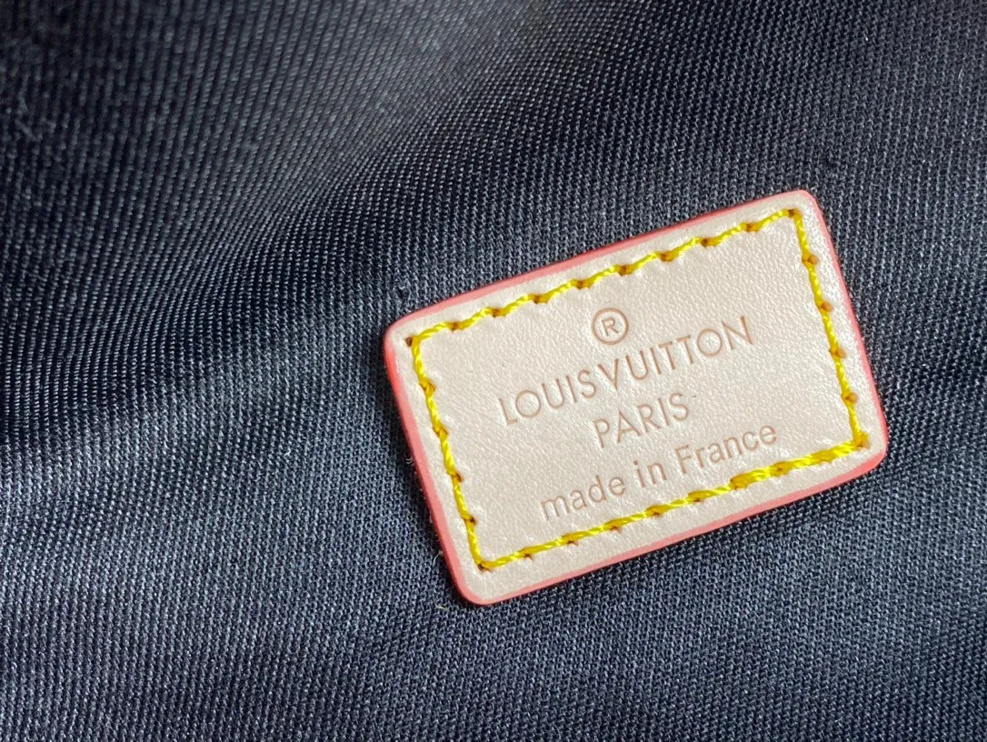 P200 M43644 top original BUMBAG waist bag is made of classic Monogram canvas and decorated with "Louis Vuitton Paris" leather patch. This waist bag can add a pure fashionable and casual temperament to the sports look. It can be used as a waist bag, or can be worn on one shoulder or across the body, making it more fashionable. size 37x 14x 13cm