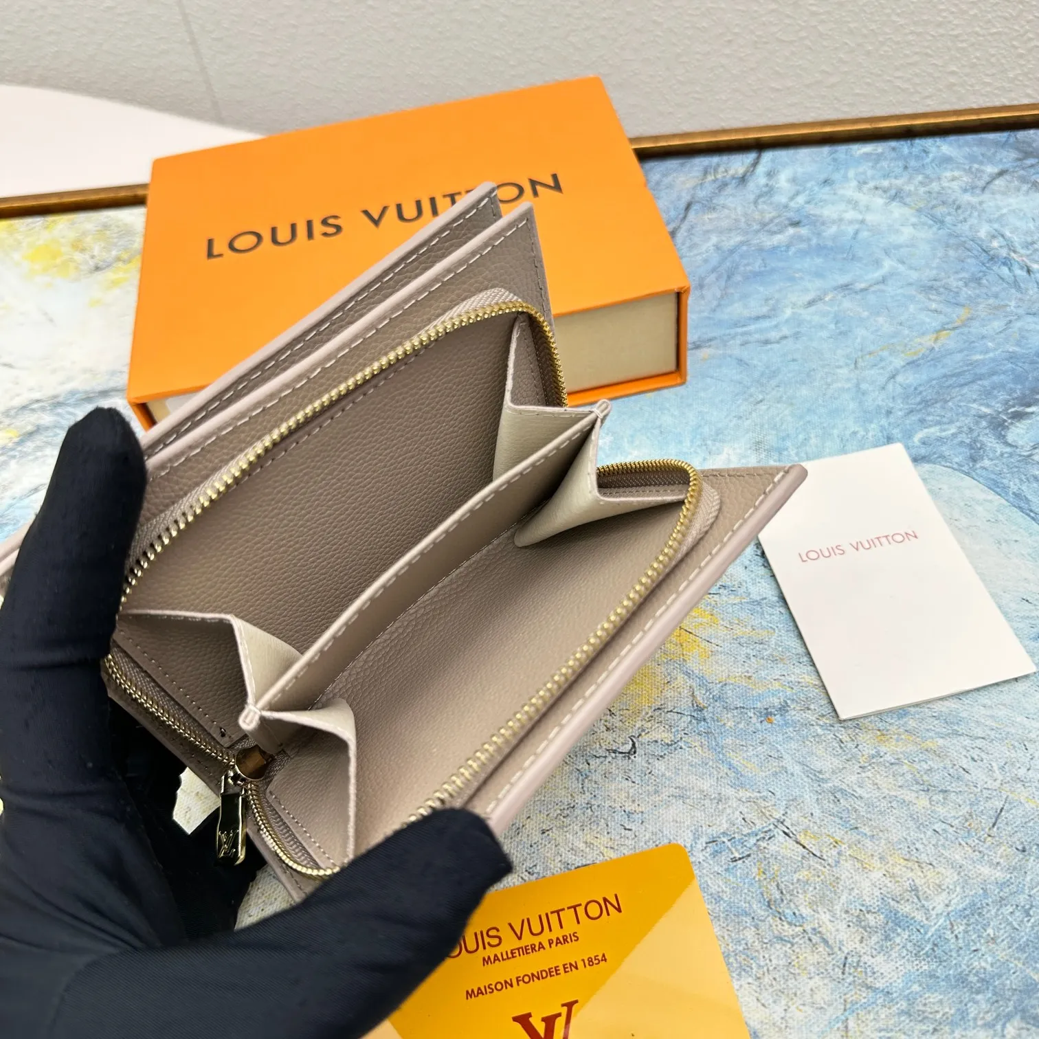 💰150 💎Top original version 🇫🇷 This Cléa wallet is made of Monogram Empreinte soft grained cowhide, embellished with Louis Vuitton's iconic Monogram embossed pattern. It has a stylish design, is exquisite and compact but has a spacious capacity. It is equipped with an external patch pocket, zipper coin pocket, banknote compartment and six credit card slots. Model: M80152 M80151 Dimensions: 12 x 9 x 3.5