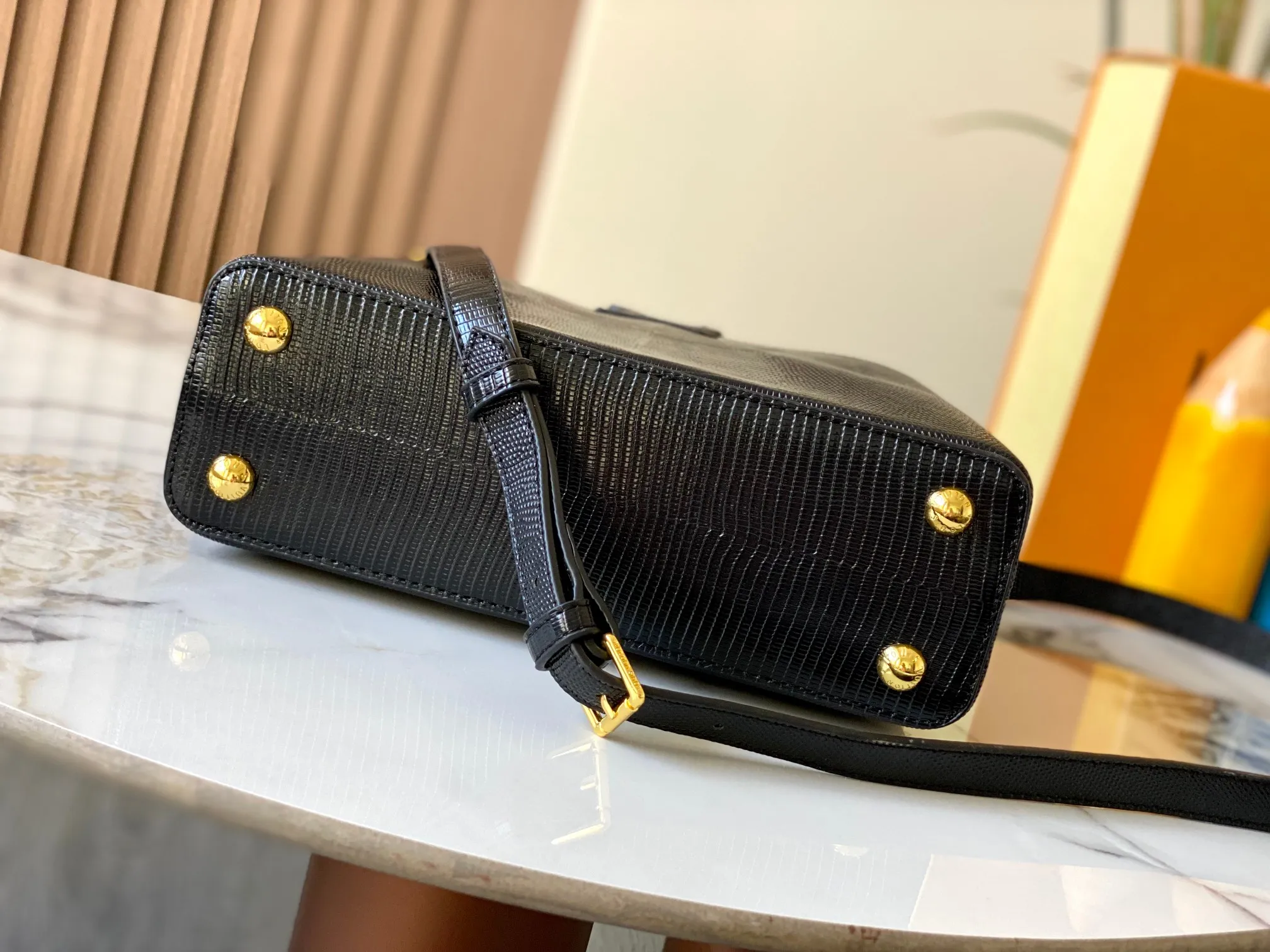 Top original P440 Guangzhou-made M99528 black lizard skin gold buckle CapucinesBB handbag exquisitely combines graceful lizard skin outer layer, delicate sheepskin lining and glossy metal parts. The iconic flap makes two styles fashionable. The LV logo is read on the inside and Monogram flowers bloom on the outside. It lights up an eye-catching corner for evening occasions and adds a personalized atmosphere to the wardrobe. Shine gorgeous style in day and night occasions.  Detailed features 27 x 18 x 9 cm (length x height x width)