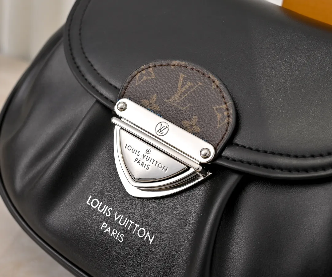 Batch 300💰Upgraded original M46829 black leather gray leather Sunset handbag focusing on Monogram Denim canvas. The material is made through multiple processes. The Monogram pattern is woven from cotton yarn certified by the Global Organic Textile Standard and then bleached. The finished product is sand-washed to create a unique look, and branded buckles add an eye-catching touch. 27.0 x 18.0 x 3.0 cm (length x height x width)