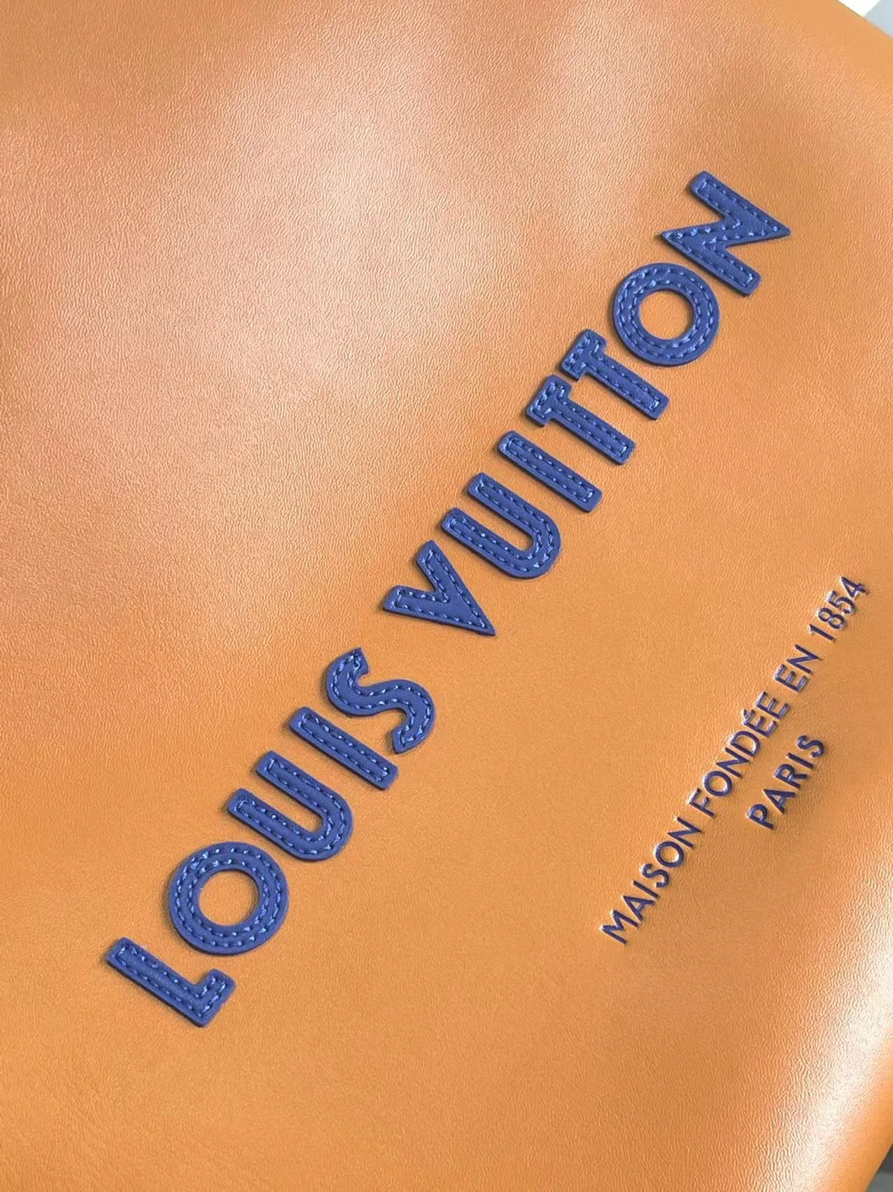 💰1100 (first-grain leather) top original order dynamic 163 M24457 top original order This Shopper medium handbag draws inspiration from Louis Vuitton shopping bags, with the words Louis Vuitton and Maison Fondée En 1854 written on soft cow leather, with a top handle and a detachable shoulder strap. 40.0 x 32.0 x 16.0 cm (length x height x width)