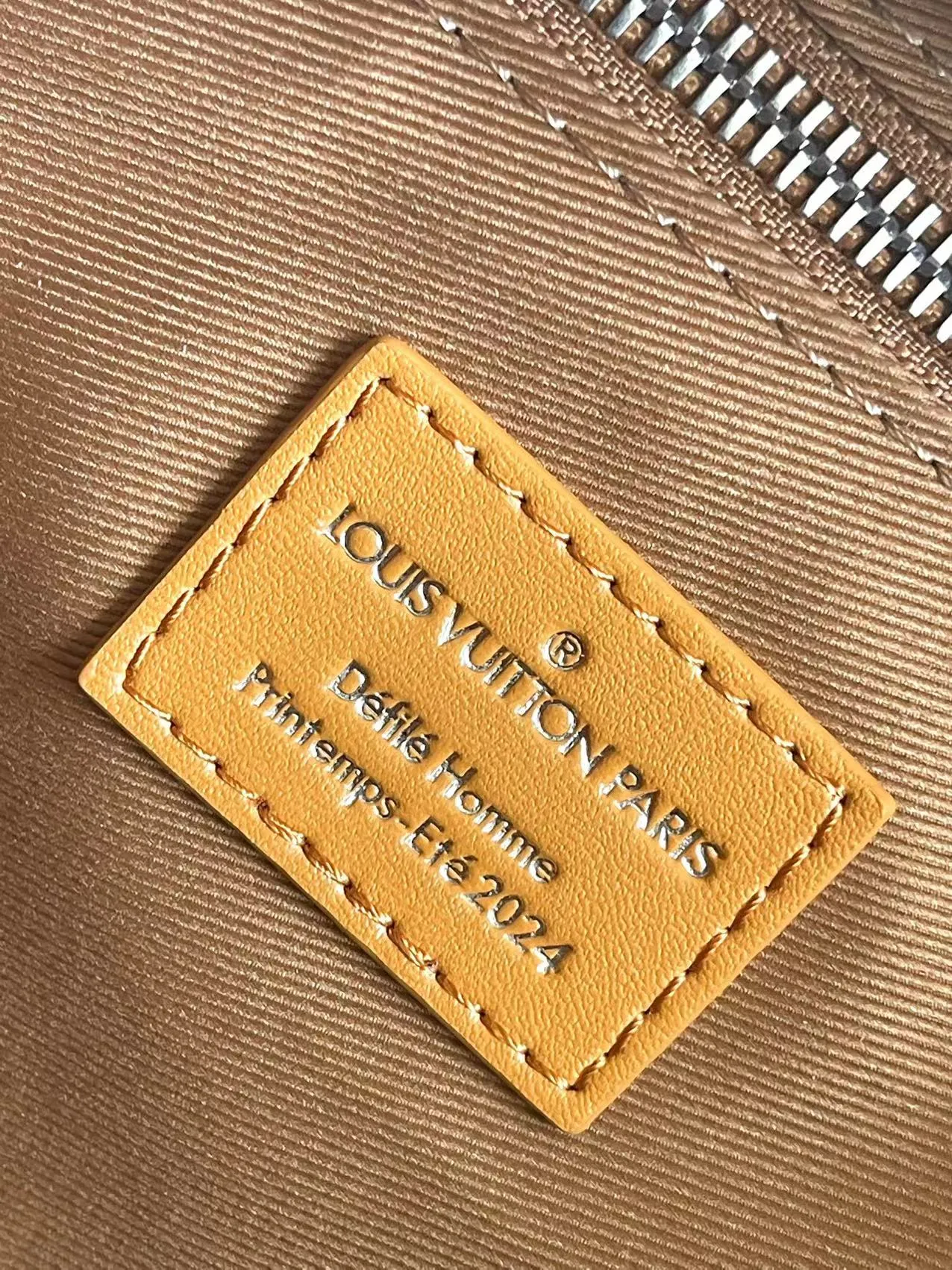 💰1100 (first-grain leather) top original order dynamic 163 M24457 top original order This Shopper medium handbag draws inspiration from Louis Vuitton shopping bags, with the words Louis Vuitton and Maison Fondée En 1854 written on soft cow leather, with a top handle and a detachable shoulder strap. 40.0 x 32.0 x 16.0 cm (length x height x width)