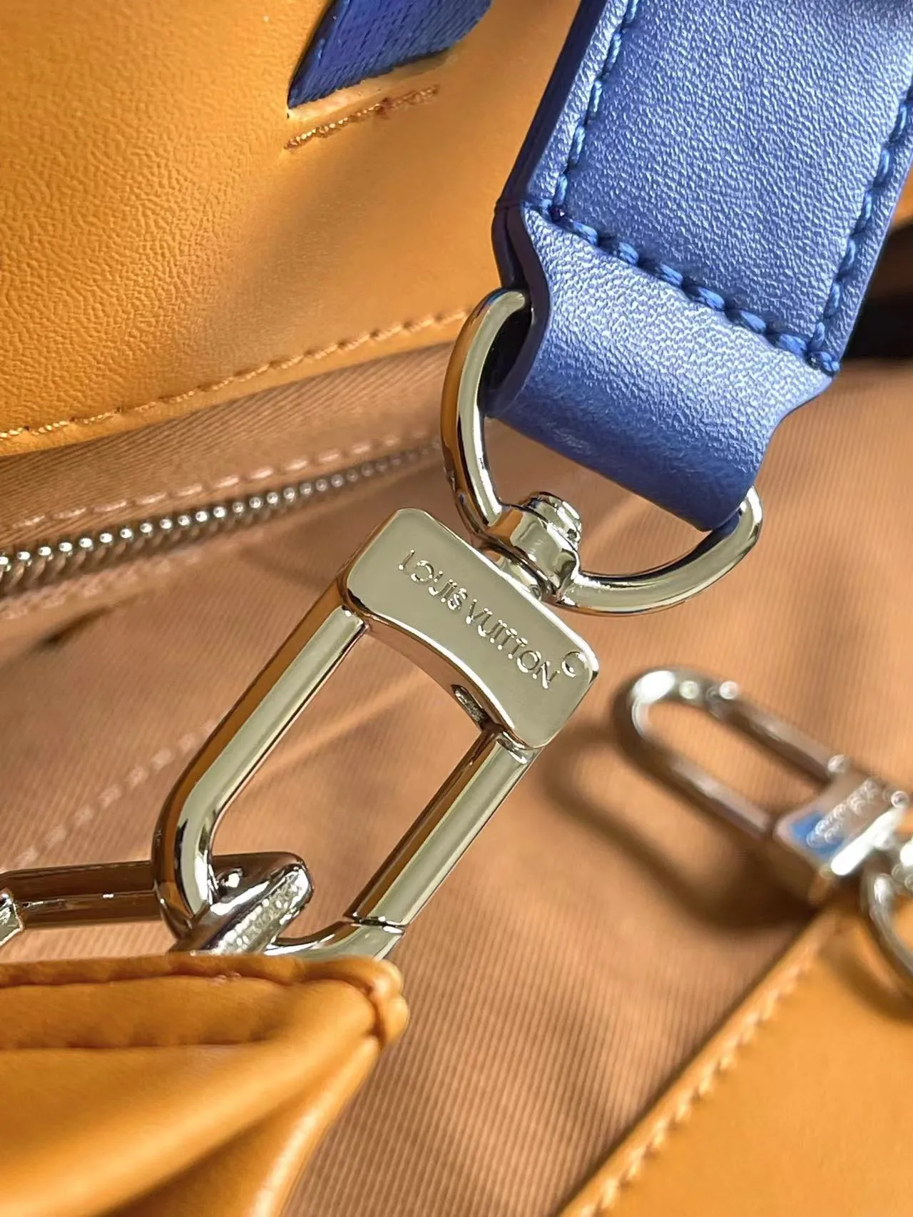 💰1100 (first-grain leather) top original order dynamic 163 M24457 top original order This Shopper medium handbag draws inspiration from Louis Vuitton shopping bags, with the words Louis Vuitton and Maison Fondée En 1854 written on soft cow leather, with a top handle and a detachable shoulder strap. 40.0 x 32.0 x 16.0 cm (length x height x width)