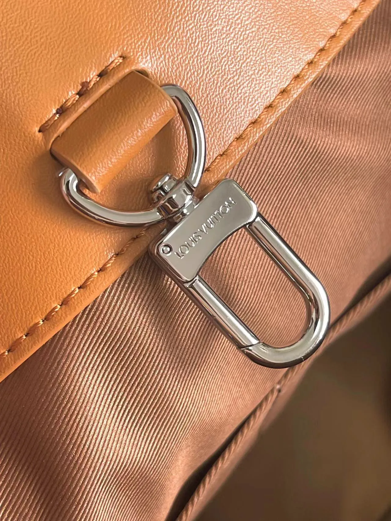 💰1100 (first-grain leather) top original order dynamic 163 M24457 top original order This Shopper medium handbag draws inspiration from Louis Vuitton shopping bags, with the words Louis Vuitton and Maison Fondée En 1854 written on soft cow leather, with a top handle and a detachable shoulder strap. 40.0 x 32.0 x 16.0 cm (length x height x width)
