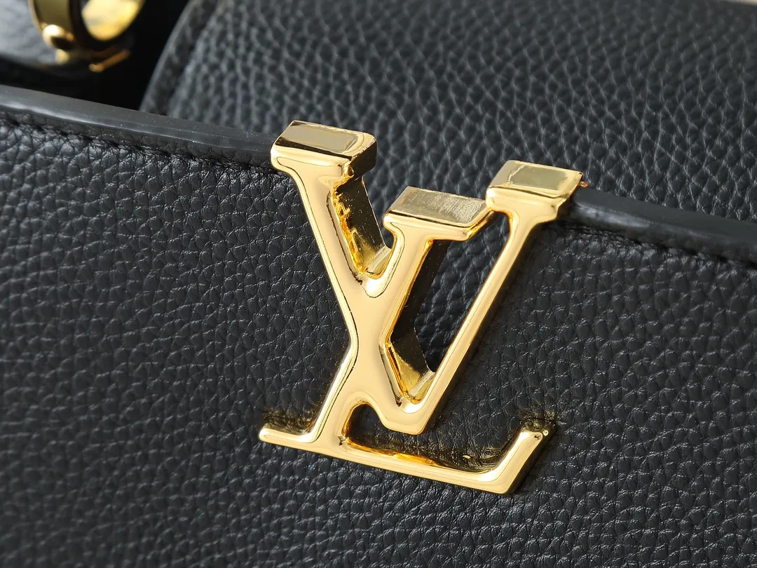 💰400💰Guangzhou goods Upgraded from the original M12935 M12936 M12937 M12938 This Capucines BB handbag is made of flexible Taurillon cow leather, with jewelry-style double-plated chains and Monogram floral elements to highlight the identity of the Chain On You series. The flip cover can be placed on both the inside and outside. The ample structure and multiple inner pockets are convenient for storing daily necessities. The rounded LV letters add to the ingenious details. Dimensions: 27.0 x 17.3 x 9.0 cm (length x height x width)