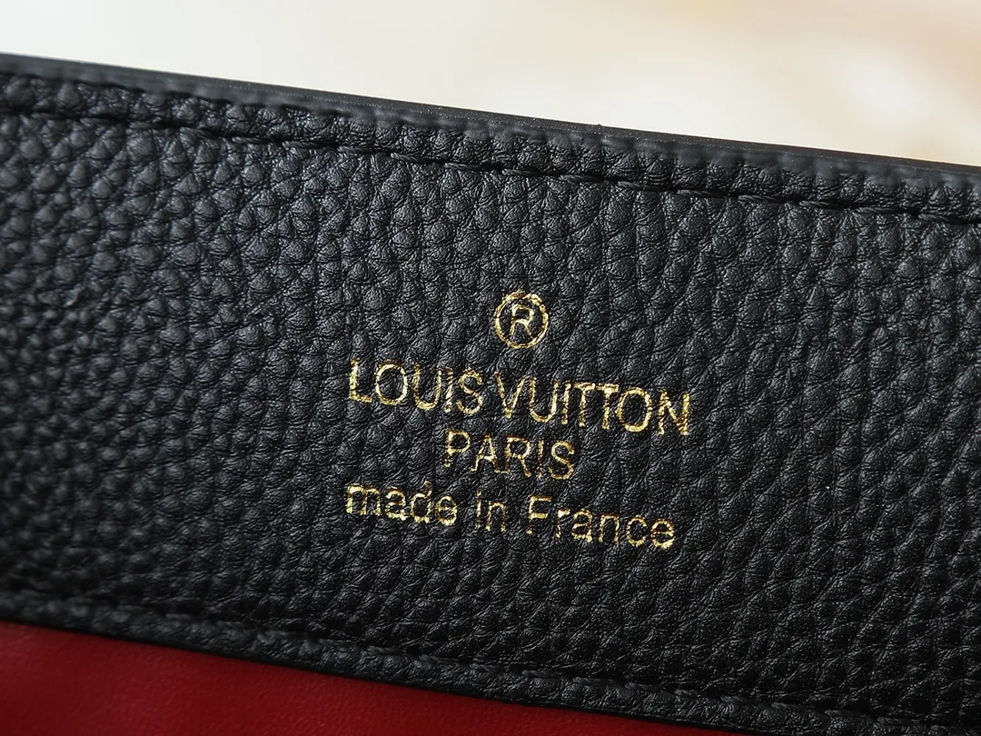 💰400💰Guangzhou goods Upgraded from the original M12935 M12936 M12937 M12938 This Capucines BB handbag is made of flexible Taurillon cow leather, with jewelry-style double-plated chains and Monogram floral elements to highlight the identity of the Chain On You series. The flip cover can be placed on both the inside and outside. The ample structure and multiple inner pockets are convenient for storing daily necessities. The rounded LV letters add to the ingenious details. Dimensions: 27.0 x 17.3 x 9.0 cm (length x height x width)