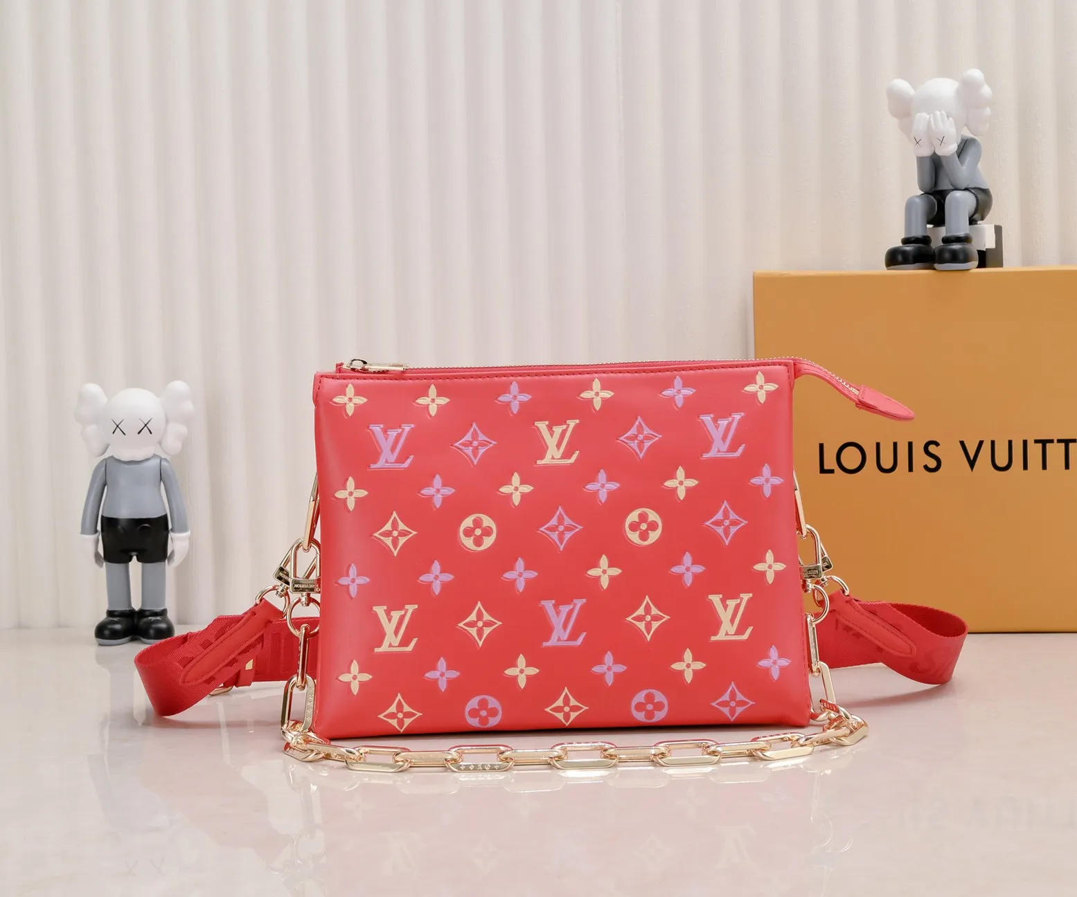 ¥340💰 Exclusive real shot-upgraded version ‼ ️ M21353 color printing 57790 This small Coussin handbag is made of Monogram embossed sheep leather, and the floral pattern is cleverly integrated into the LV letters and Monogram flowers. The chunky chain makes it easy to carry over the shoulder, and the wide adjustable fabric strap makes it easy to wear cross-body. Dimensions: 26.0 x 20.0 x 12.0 cm (length x height x width)