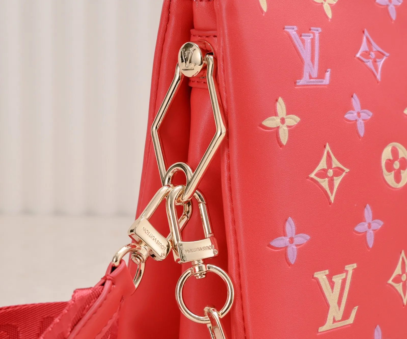 ¥340💰 Exclusive real shot-upgraded version ‼ ️ M21353 color printing 57790 This small Coussin handbag is made of Monogram embossed sheep leather, and the floral pattern is cleverly integrated into the LV letters and Monogram flowers. The chunky chain makes it easy to carry over the shoulder, and the wide adjustable fabric strap makes it easy to wear cross-body. Dimensions: 26.0 x 20.0 x 12.0 cm (length x height x width)