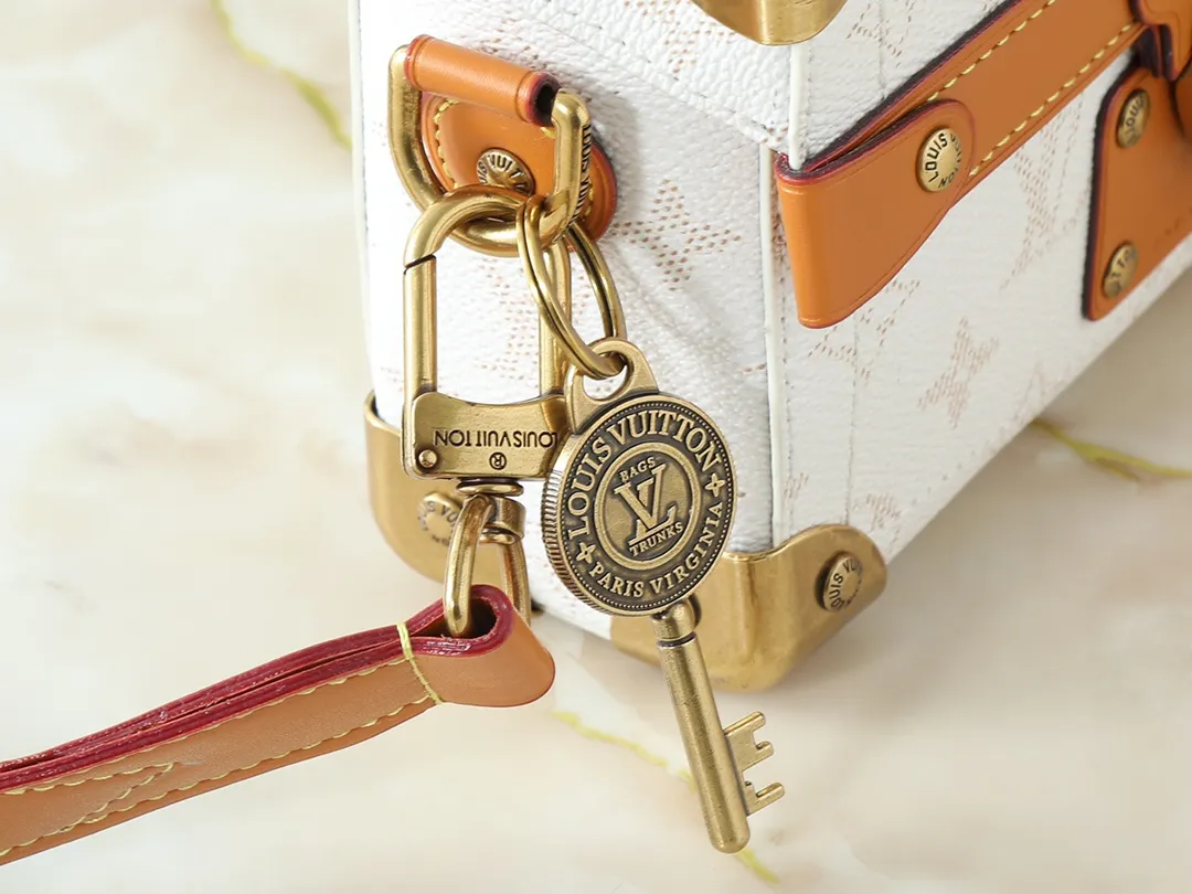 💰320💰Upgraded from the original M15035 M13871 M11743 M11516 M11535 M12686 This Soul Trunk handbag is crafted by Pharrell Williams and is made of flexible LV Colorado cow leather with a grained texture. The Tumbler's magnetic clasp, rivets and top handles harken back to classic hard case elements, while a removable and adjustable shoulder strap completes the sophisticated details. Size: 19x15x7cm