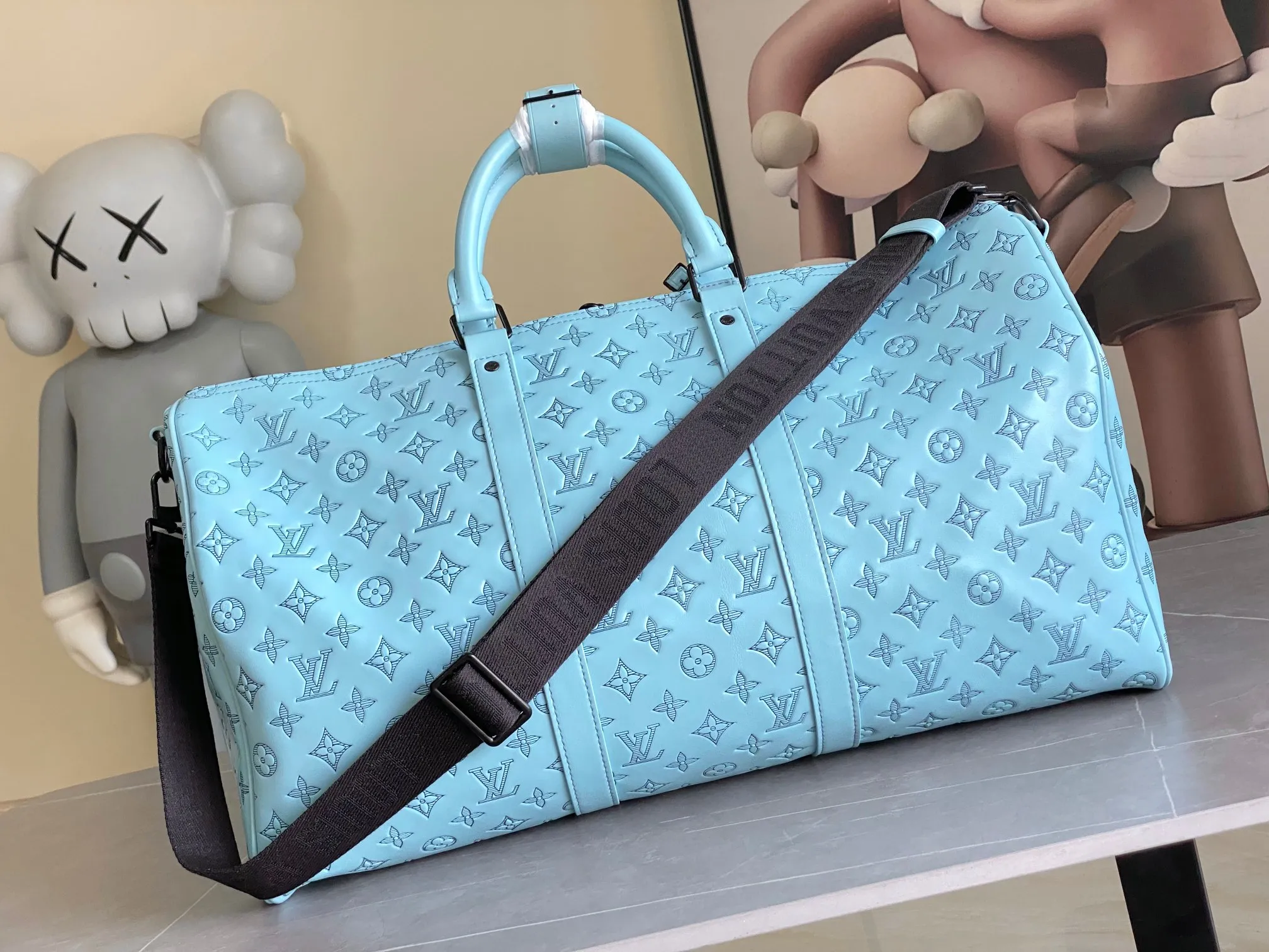 💰1460 Top Original Keepall Bandoulière 50 Travel Bag M14842 Light Blue Keepall Bandoulière 50 features Monogram Shadow embossed calfskin and black hardware Looks chic Keepall 50 is one of the most famous weekend bags of the house It has two rolled leather top handles and a removable and adjustable shoulder strap Offers carrying options Spacious interior Lined with textile Includes a zipper pocket size：50 x 29 x 23cm