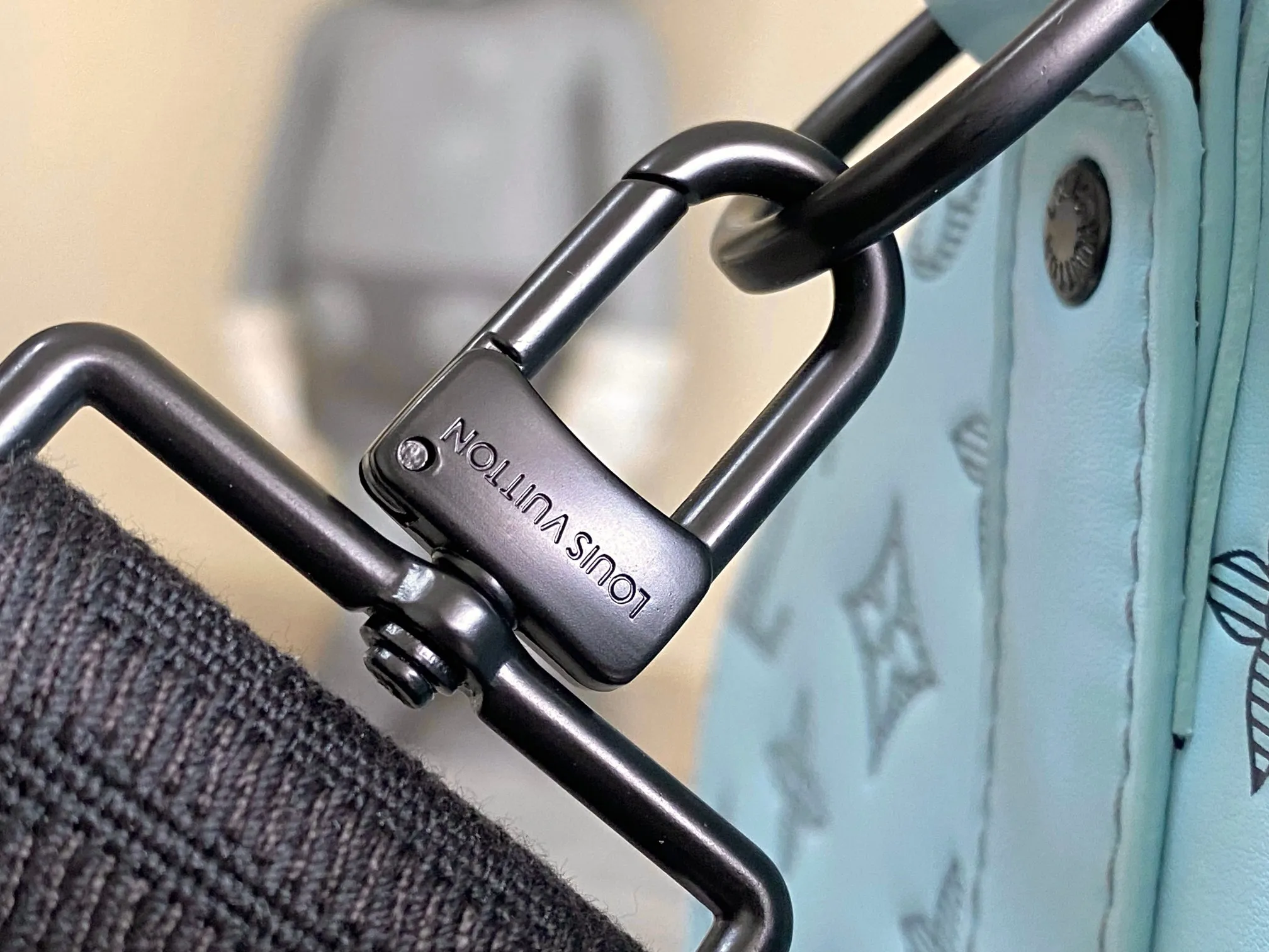 💰1460 Top Original Keepall Bandoulière 50 Travel Bag M14842 Light Blue Keepall Bandoulière 50 features Monogram Shadow embossed calfskin and black hardware Looks chic Keepall 50 is one of the most famous weekend bags of the house It has two rolled leather top handles and a removable and adjustable shoulder strap Offers carrying options Spacious interior Lined with textile Includes a zipper pocket size：50 x 29 x 23cm