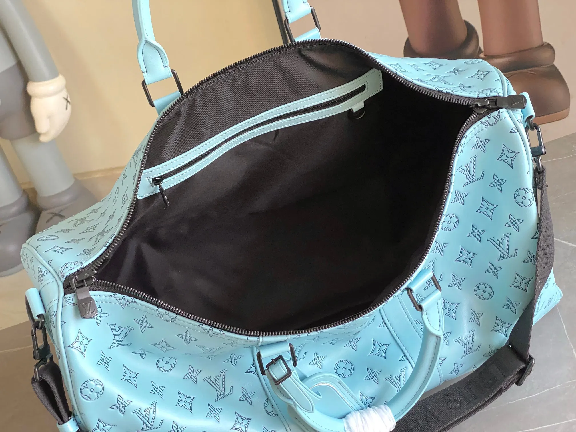 💰1460 Top Original Keepall Bandoulière 50 Travel Bag M14842 Light Blue Keepall Bandoulière 50 features Monogram Shadow embossed calfskin and black hardware Looks chic Keepall 50 is one of the most famous weekend bags of the house It has two rolled leather top handles and a removable and adjustable shoulder strap Offers carrying options Spacious interior Lined with textile Includes a zipper pocket size：50 x 29 x 23cm