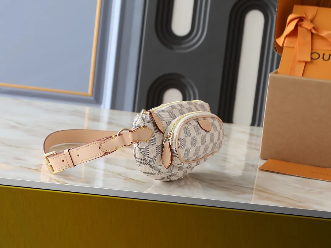 💰220💰Upgraded from the original N00230 M14806 M43644 This Keepit waist bag debuted at the 2025 spring and summer show. It is made of Damier Azur canvas and dazzling metal parts, and is equipped with an adjustable shoulder strap for flexible carrying. An exterior zippered compartment holds small essentials, and a front leather label embossed with the Louis Vuitton logo. Dimensions: 29.0 x 12.0 x 6.0 cm (length x height x width)