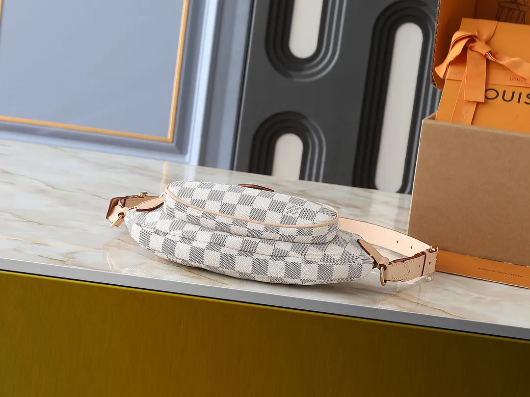 💰220💰Upgraded from the original N00230 M14806 M43644 This Keepit waist bag debuted at the 2025 spring and summer show. It is made of Damier Azur canvas and dazzling metal parts, and is equipped with an adjustable shoulder strap for flexible carrying. An exterior zippered compartment holds small essentials, and a front leather label embossed with the Louis Vuitton logo. Dimensions: 29.0 x 12.0 x 6.0 cm (length x height x width)