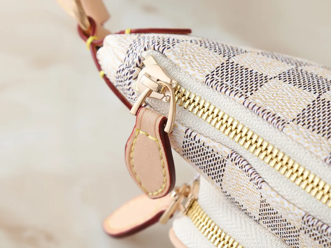 💰220💰Upgraded from the original N00230 M14806 M43644 This Keepit waist bag debuted at the 2025 spring and summer show. It is made of Damier Azur canvas and dazzling metal parts, and is equipped with an adjustable shoulder strap for flexible carrying. An exterior zippered compartment holds small essentials, and a front leather label embossed with the Louis Vuitton logo. Dimensions: 29.0 x 12.0 x 6.0 cm (length x height x width)