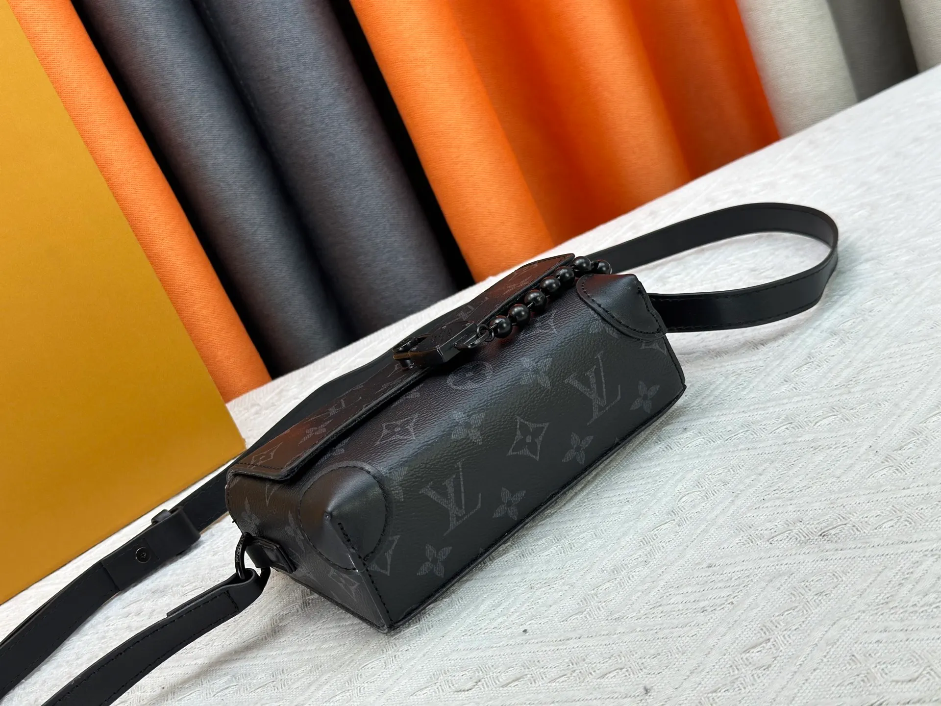 P240 Upgraded original M14738 This Steamer mini handbag is made of Monogram canvas, with distressed cow leather trim and dazzling metal parts. The new square lock snaps back to Pharrell Williams' signature Damier pattern, the delicate key connects to the intricate beaded chain, and the adjustable shoulder strap allows for shoulder or cross-body wear. Dimensions: 18 × 11 × 6.5 cm