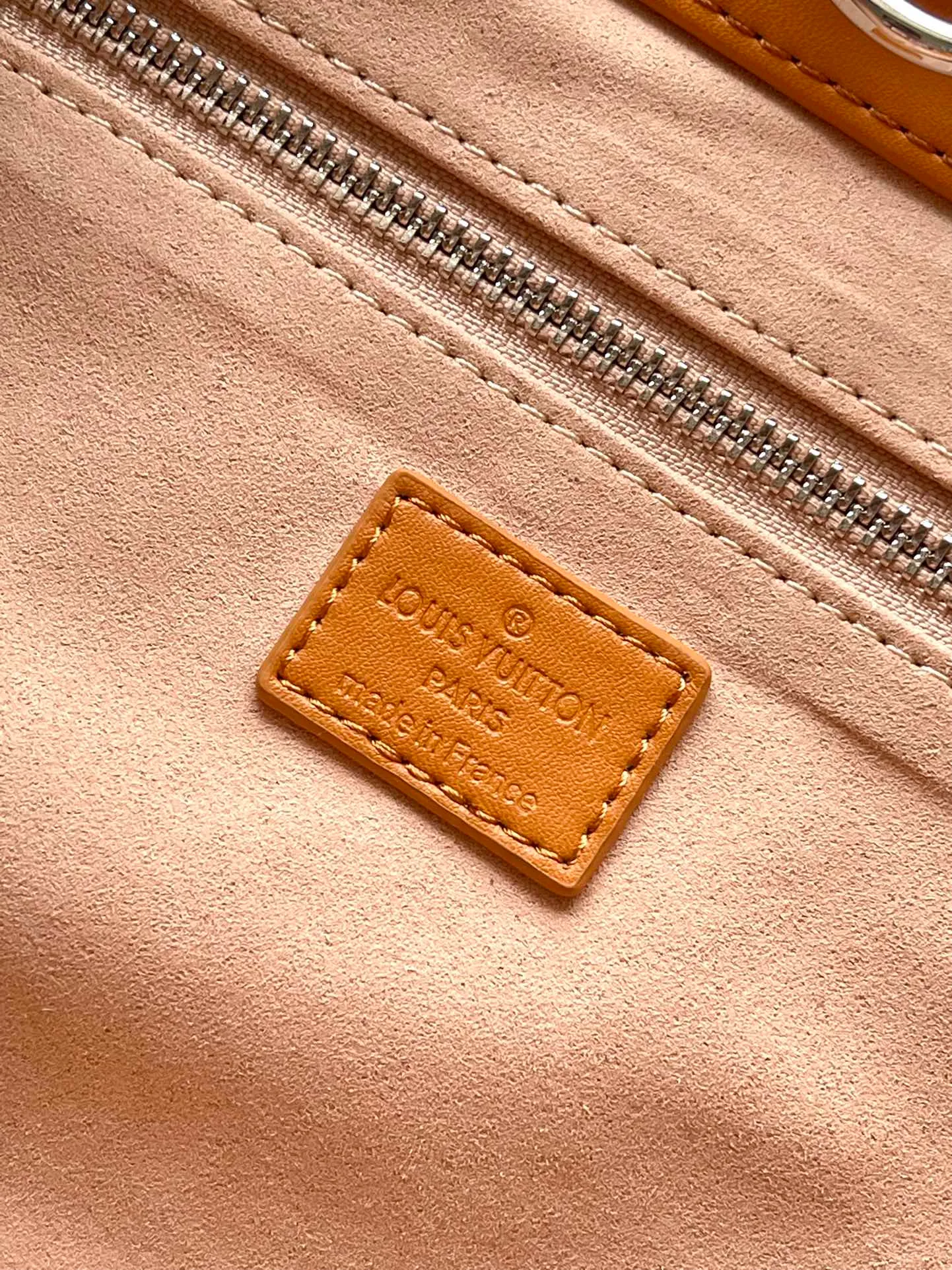 💰1140 (first-grain leather) top original order M24457 This medium-sized Shopper handbag is inspired by the Louis Vuitton shopping bag design. It has the words Louis Vuitton and Maison Fondee En1854 written on soft cow leather, with a top handle and a detachable shoulder strap. Dimensions: 40 × 32 × 16 cm