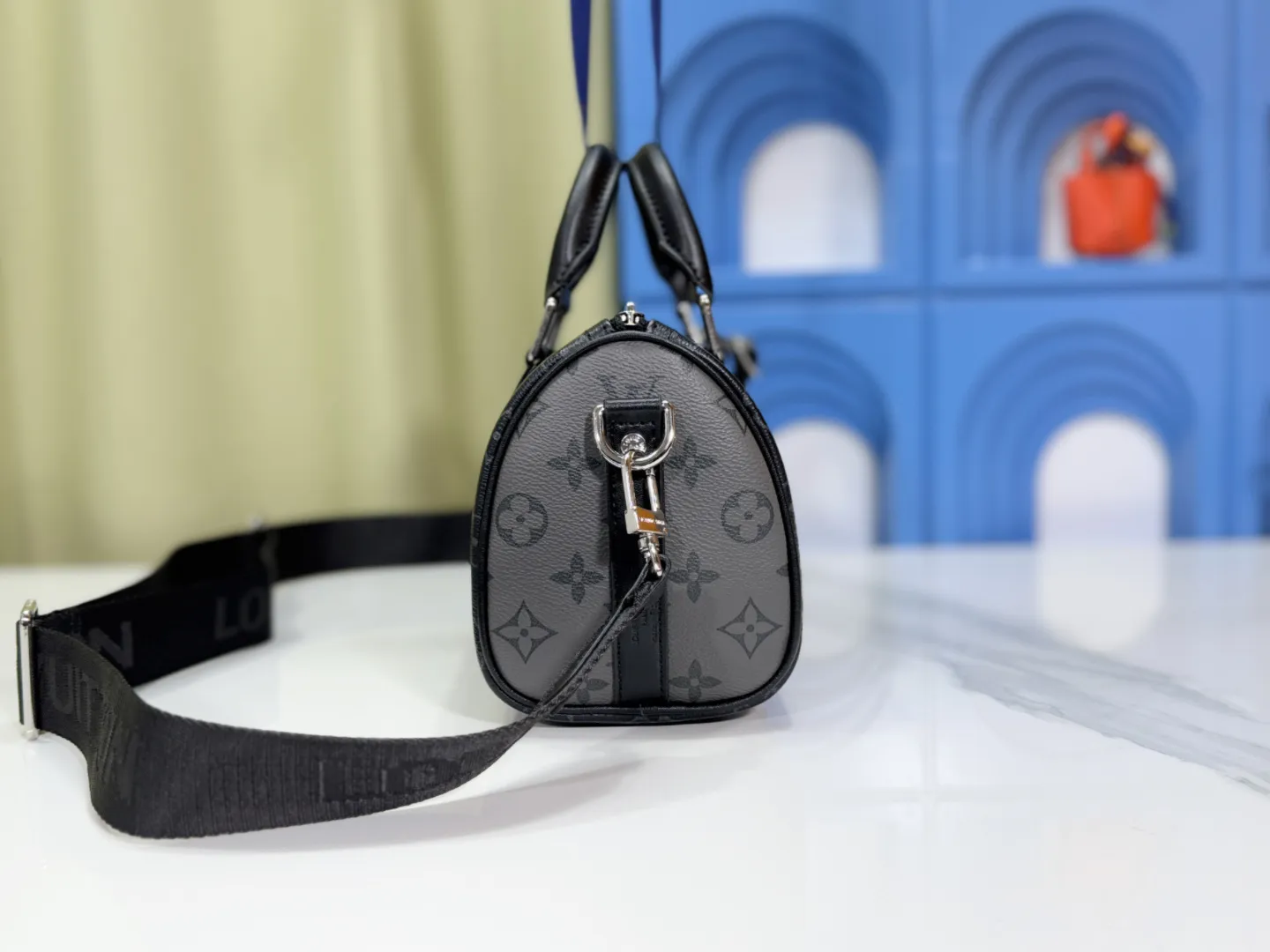 P240 M46271 upgrades the original monogram eclie reverse canvas, showing an elegant reinterpretation of Louis Vuitton's classic pattern. Reinforced straps and leather name tags continue to be signatures of the Keell collection, while a zipper closure keeps personal items safe and secure. 25×15x11 cm