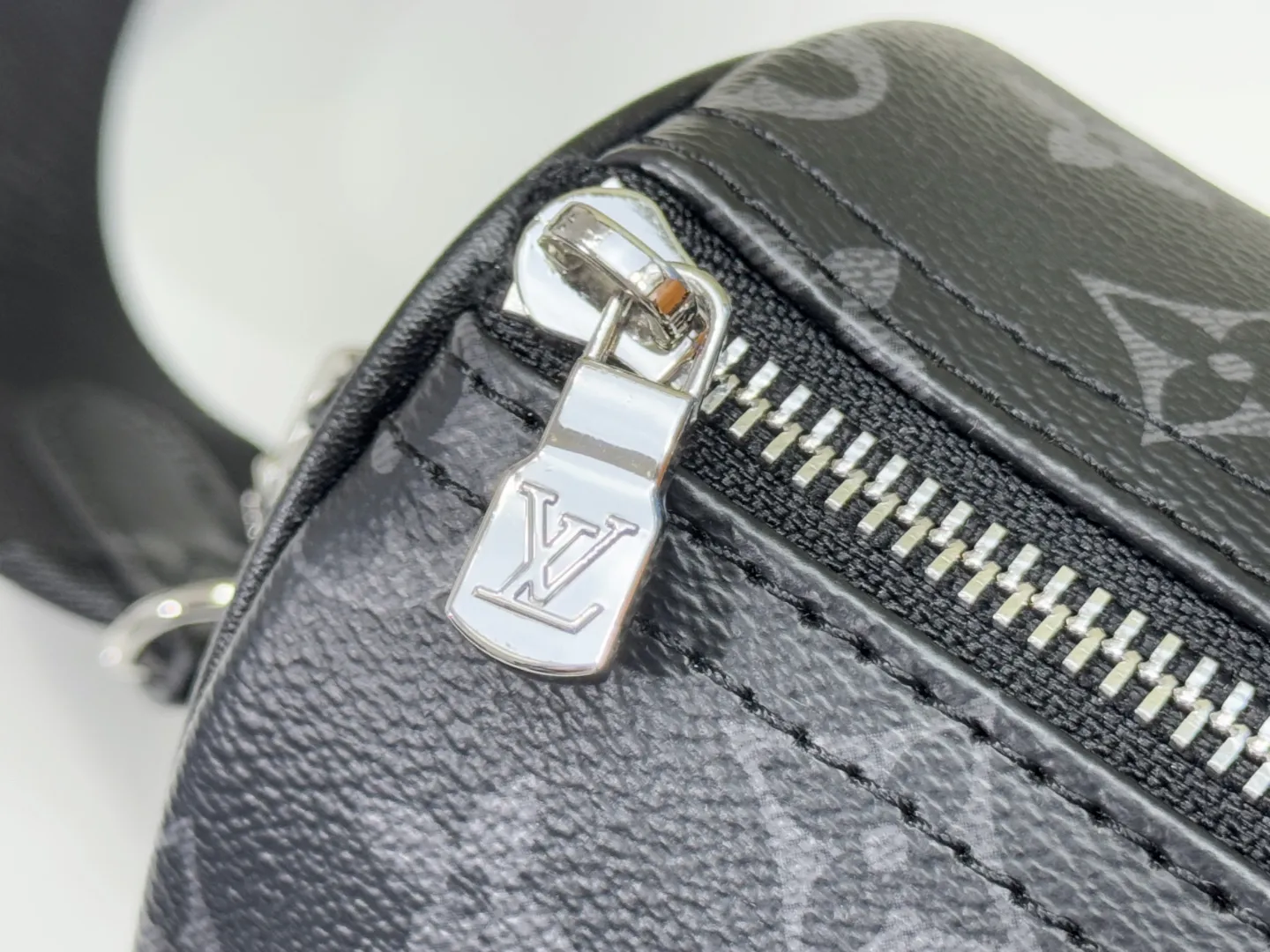 P240 M46271 upgrades the original monogram eclie reverse canvas, showing an elegant reinterpretation of Louis Vuitton's classic pattern. Reinforced straps and leather name tags continue to be signatures of the Keell collection, while a zipper closure keeps personal items safe and secure. 25×15x11 cm