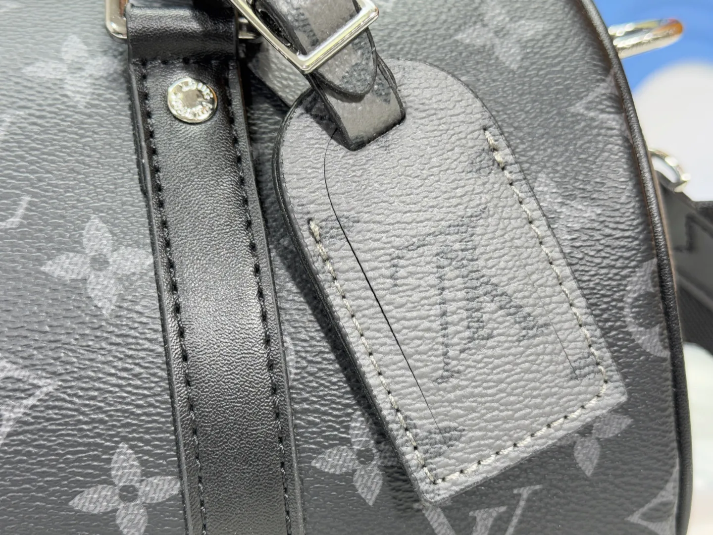 P240 M46271 upgrades the original monogram eclie reverse canvas, showing an elegant reinterpretation of Louis Vuitton's classic pattern. Reinforced straps and leather name tags continue to be signatures of the Keell collection, while a zipper closure keeps personal items safe and secure. 25×15x11 cm