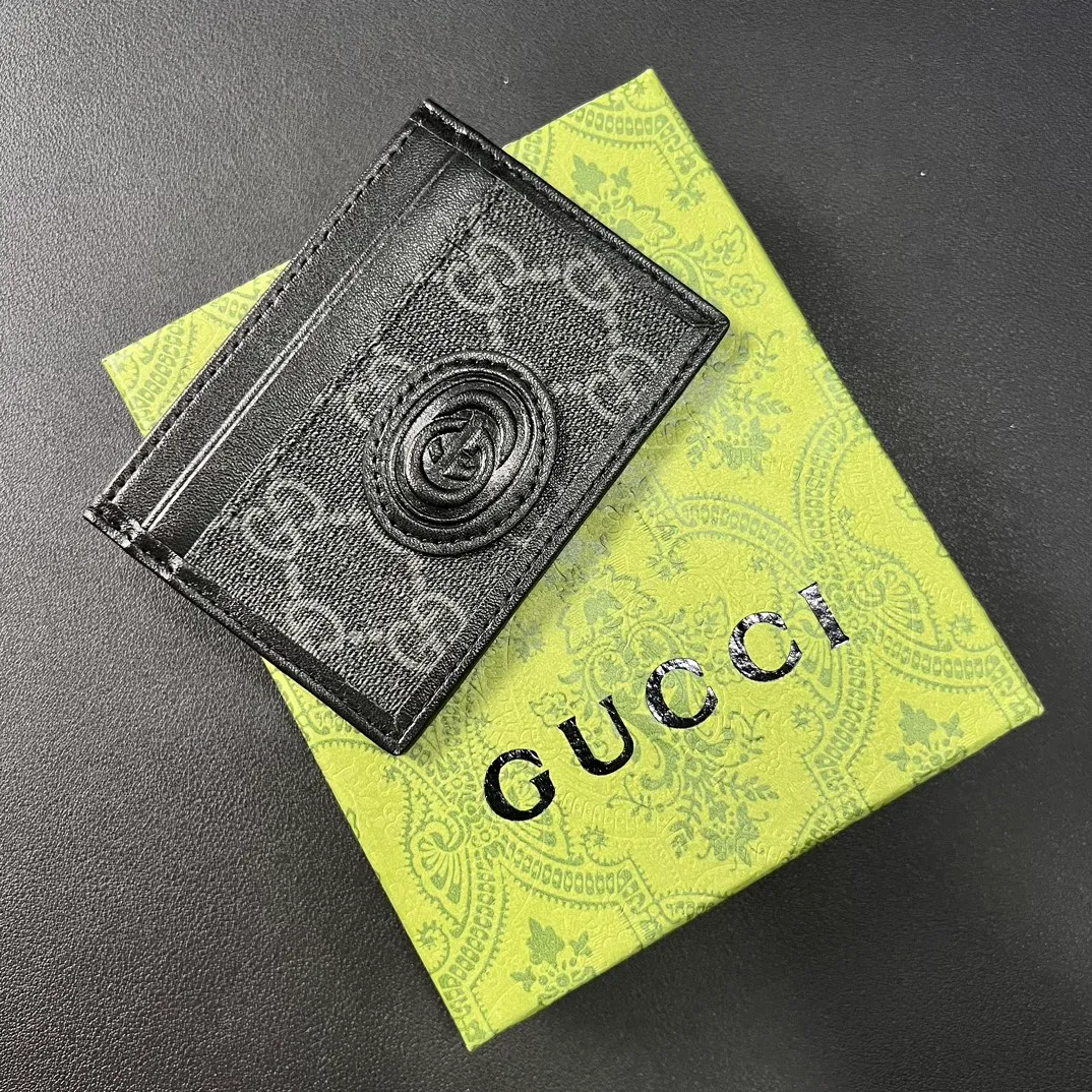 💰100 💎 Upgraded original version 🇮🇹 This card holder is ingeniously decorated with different styles of brand logos [Celebration] GG Supreme canvas material and oval interlocking double G logo complement each other, highlighting the elegance and extraordinary charm. Two archival details blend together to give this accessory a vintage feel. Style number: 673002 Size: 10x 7cm