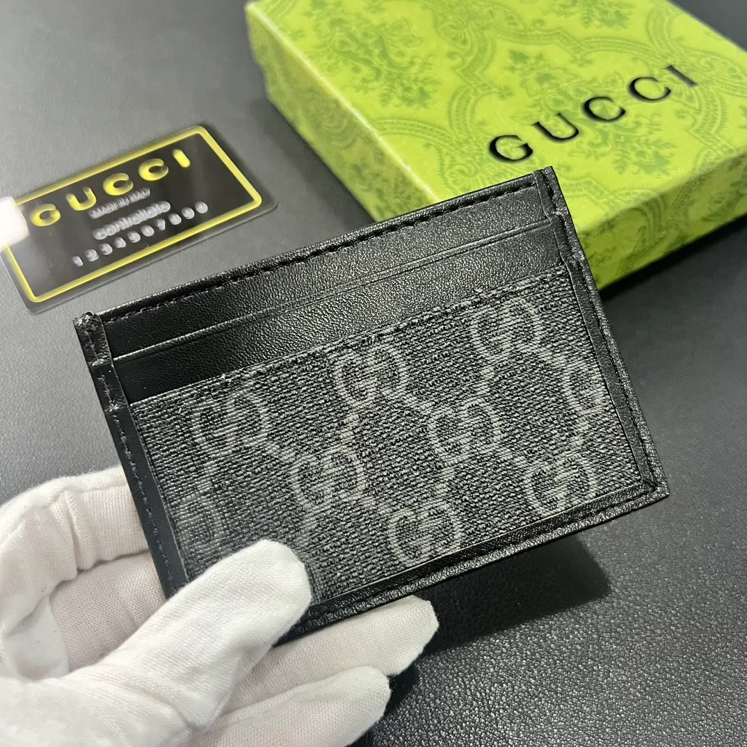 💰100 💎 Upgraded original version 🇮🇹 This card holder is ingeniously decorated with different styles of brand logos [Celebration] GG Supreme canvas material and oval interlocking double G logo complement each other, highlighting the elegance and extraordinary charm. Two archival details blend together to give this accessory a vintage feel. Style number: 673002 Size: 10x 7cm