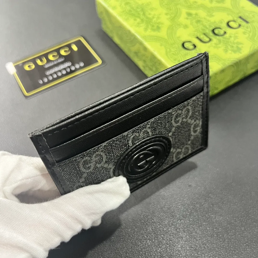 💰100 💎 Upgraded original version 🇮🇹 This card holder is ingeniously decorated with different styles of brand logos [Celebration] GG Supreme canvas material and oval interlocking double G logo complement each other, highlighting the elegance and extraordinary charm. Two archival details blend together to give this accessory a vintage feel. Style number: 673002 Size: 10x 7cm