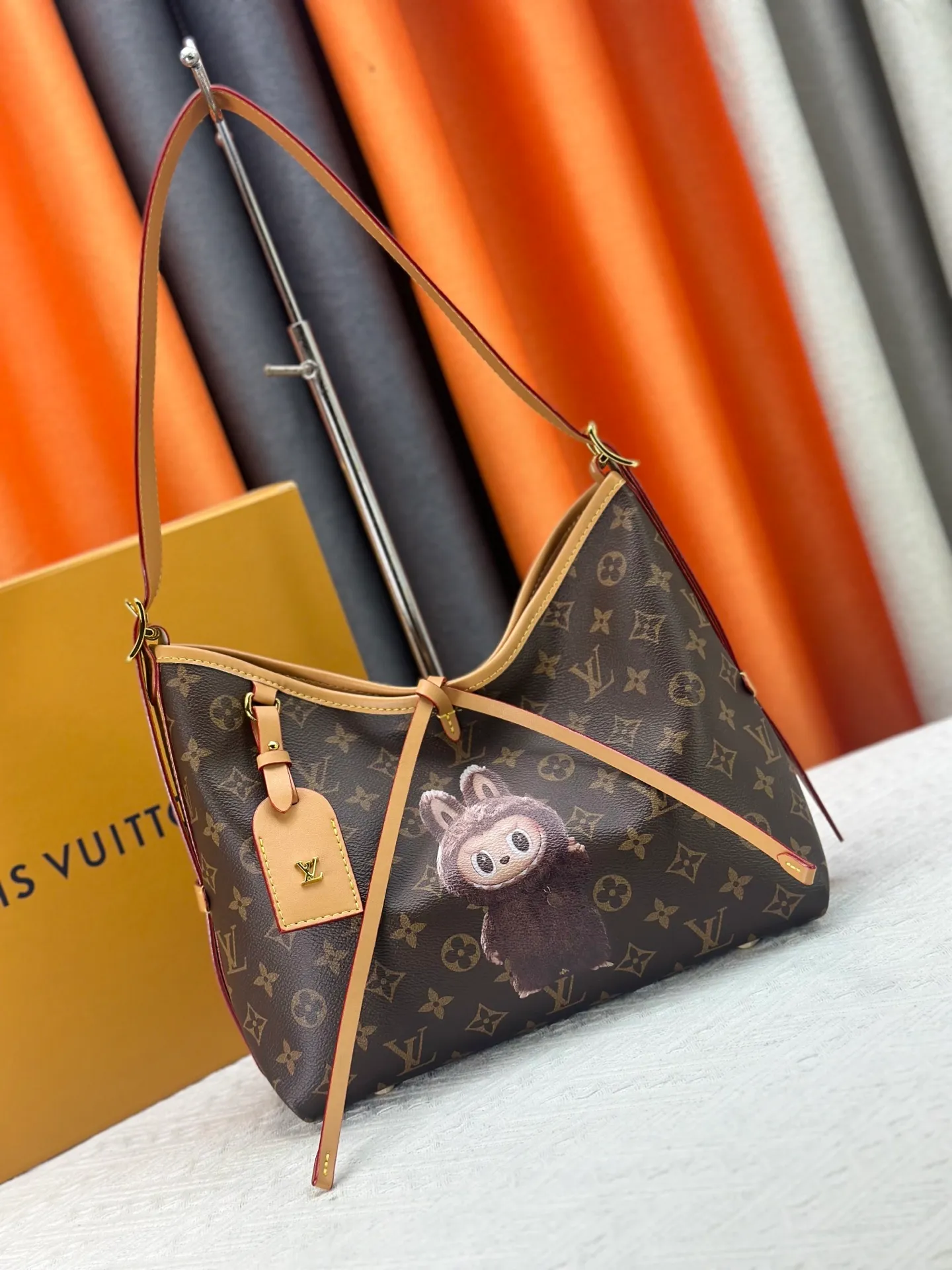 P260 upgrades the original M24861 M25143 M46203 M46197 CarryAll medium handbag, with Monogram canvas and leather trim to create a body-fitting design. There's a zipped pocket inside the ample space, and a detachable zipped clutch adds a functional element, with a buckle-adjustable handle. Small size: 29 x 24 x 12 cm,
