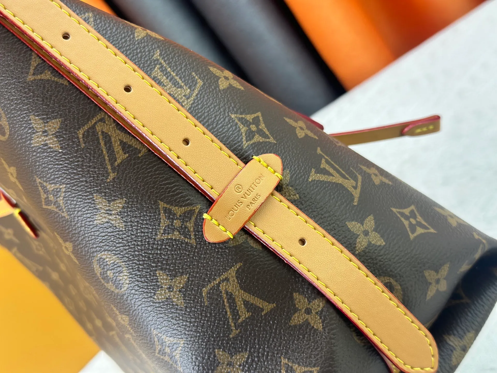 P260 upgrades the original M24861 M25143 M46203 M46197 CarryAll medium handbag, with Monogram canvas and leather trim to create a body-fitting design. There's a zipped pocket inside the ample space, and a detachable zipped clutch adds a functional element, with a buckle-adjustable handle. Small size: 29 x 24 x 12 cm,