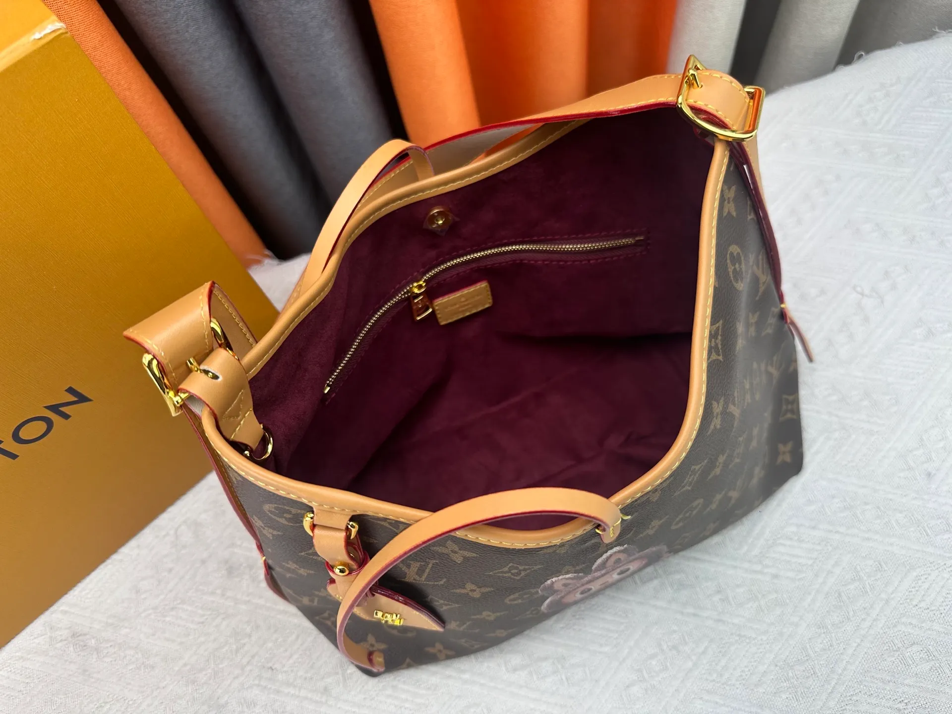P260 upgrades the original M24861 M25143 M46203 M46197 CarryAll medium handbag, with Monogram canvas and leather trim to create a body-fitting design. There's a zipped pocket inside the ample space, and a detachable zipped clutch adds a functional element, with a buckle-adjustable handle. Small size: 29 x 24 x 12 cm,