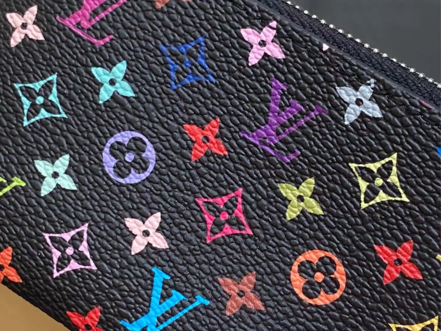 P90 ✨M13664 Black Color Key Bag Wallet Series Key Bag M62650 82620 This Monogram Ld print is interpreted in 33 colorful colors. The white tricolor jointly launched by Takashi Murakami and LV in 2025. The black tricolor has been launched in twelve pieces and is very popular around the world. It is loved by celebrities and celebrities. It is lively, childlike and friendly. It's lined with leather for an elegant shape and can hold cash and cards. Dimensions: 12.0 x 7.0 x 1.5 cm.