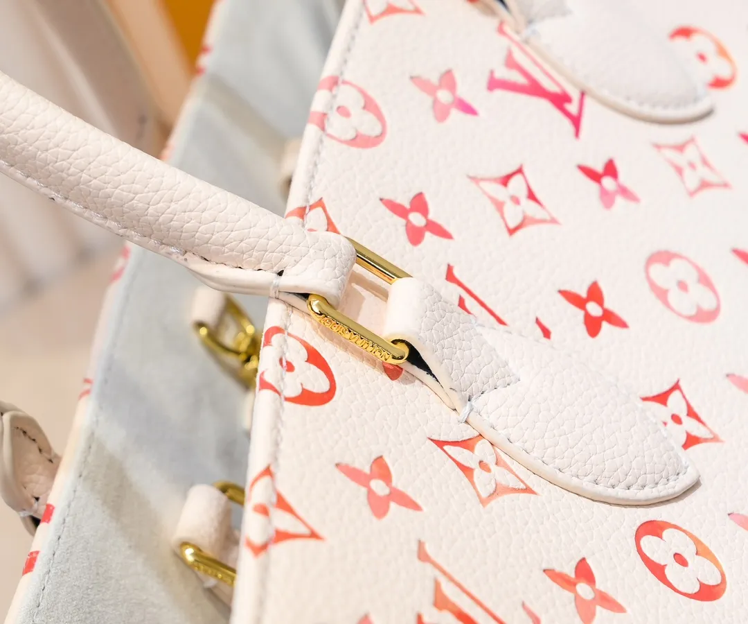 Batch 💰320 M45039 M44571 This large OnTheGo handbag is from the Sunrise Aquarelle series. It is made of colorful Monogram Empreinte leather with watercolor effect LV letters and Monogram flowers, delicately depicting the rising sun. The silk-screen luster is like crystal clear morning dew, and the rolled leather handles and detachable and adjustable shoulder strap allow for a variety of carrying methods. Size: 41x34x19cm