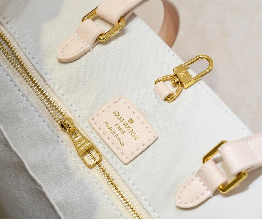 Batch 💰320 M45039 M44571 This large OnTheGo handbag is from the Sunrise Aquarelle series. It is made of colorful Monogram Empreinte leather with watercolor effect LV letters and Monogram flowers, delicately depicting the rising sun. The silk-screen luster is like crystal clear morning dew, and the rolled leather handles and detachable and adjustable shoulder strap allow for a variety of carrying methods. Size: 41x34x19cm
