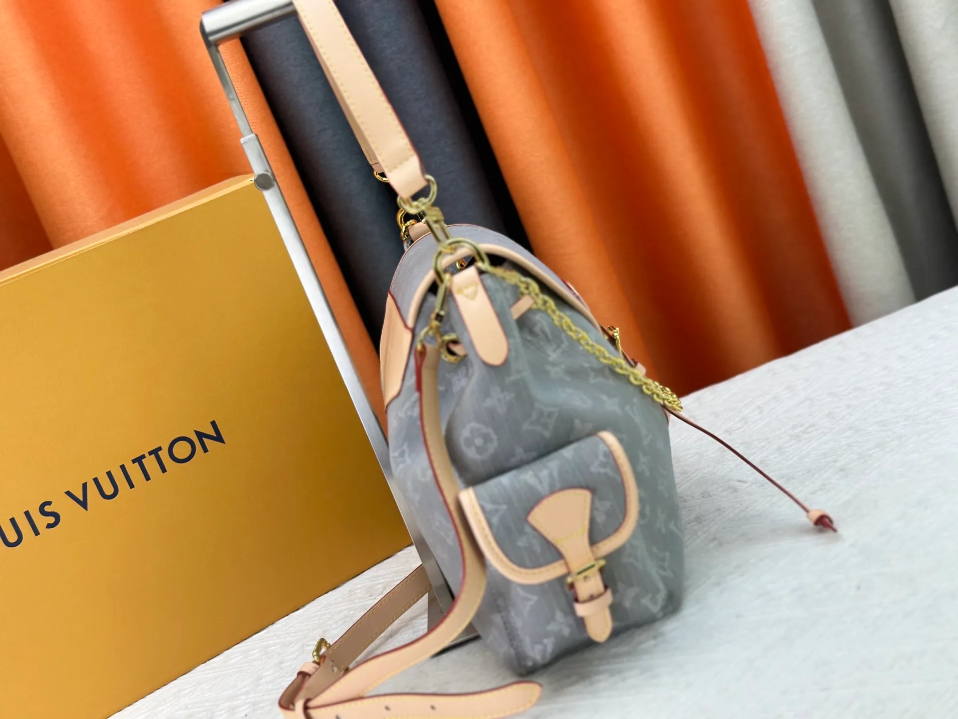 P300 M25085 M45501 upgraded original LV has been planted again! One shoulder ❥. Japanese second-hand vintagev presbyopic Takashi Murakami limited edition Vivian LV presbyopic limited edition! Super beautiful! Many Internet celebrities and trendy people are carrying this bag on one shoulder and across the body. It looks simple and looks very classy when paired with it! Really fascinated by the appearance. Size: 32*11*23cm