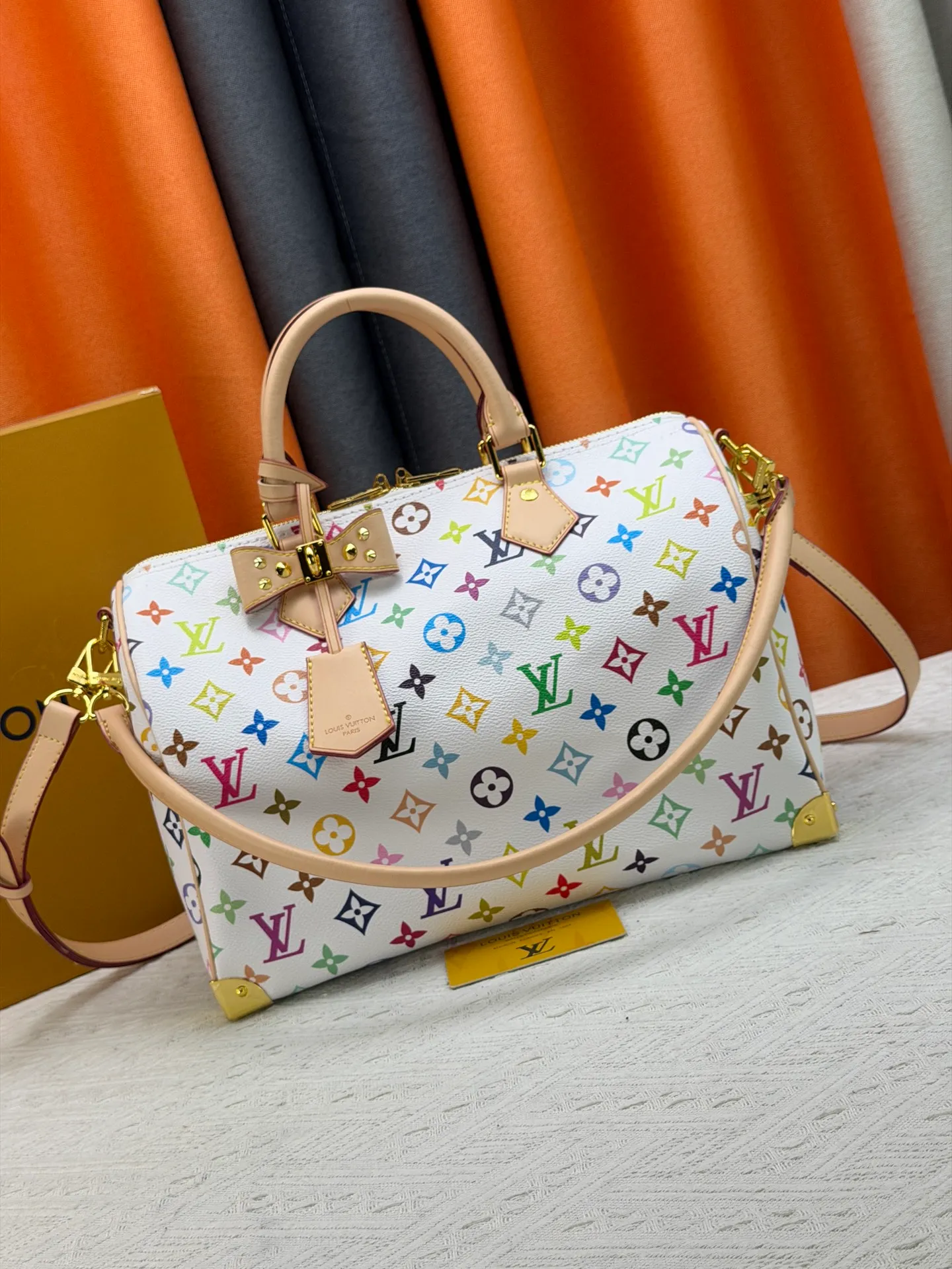 P300 Upgraded original version M27789 M13805 M13257 M40391 LV Murakami Takashi co-branded NANOSPEEDY handbag This Nano Speedy handbag combines Monogram canvas and cow leather trim printing, with 33 colorful interpretations of white tricolor and black tricolor. It has been launched in twelve sections and is very popular around the world and is loved by celebrities and celebrities. 30.0 x 21.0 x 17.0 cm