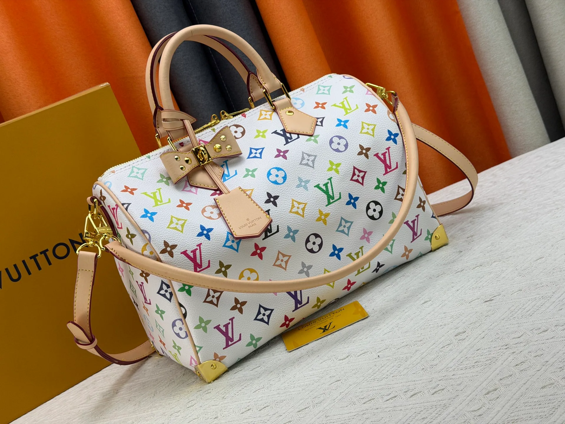 P300 Upgraded original version M27789 M13805 M13257 M40391 LV Murakami Takashi co-branded NANOSPEEDY handbag This Nano Speedy handbag combines Monogram canvas and cow leather trim printing, with 33 colorful interpretations of white tricolor and black tricolor. It has been launched in twelve sections and is very popular around the world and is loved by celebrities and celebrities. 30.0 x 21.0 x 17.0 cm