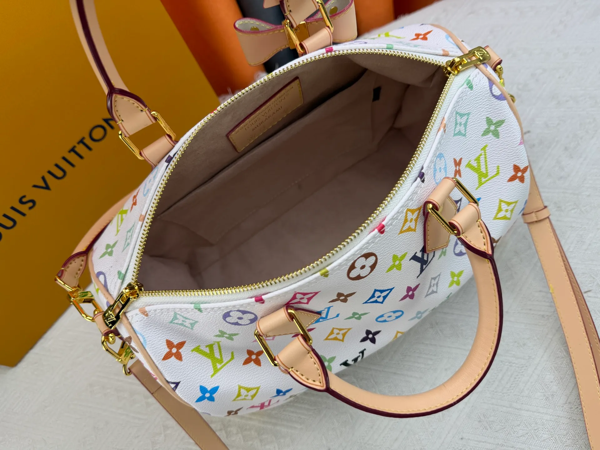 P300 Upgraded original version M27789 M13805 M13257 M40391 LV Murakami Takashi co-branded NANOSPEEDY handbag This Nano Speedy handbag combines Monogram canvas and cow leather trim printing, with 33 colorful interpretations of white tricolor and black tricolor. It has been launched in twelve sections and is very popular around the world and is loved by celebrities and celebrities. 30.0 x 21.0 x 17.0 cm