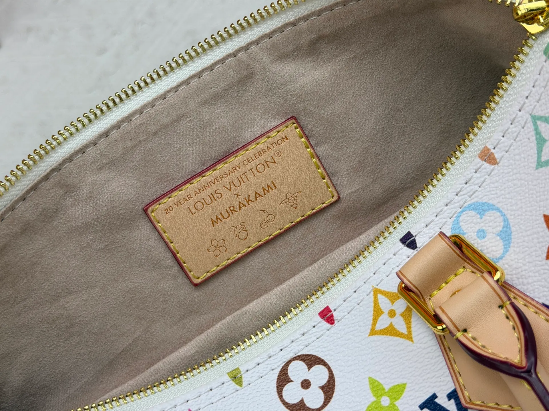 P300 Upgraded original version M27789 M13805 M13257 M40391 LV Murakami Takashi co-branded NANOSPEEDY handbag This Nano Speedy handbag combines Monogram canvas and cow leather trim printing, with 33 colorful interpretations of white tricolor and black tricolor. It has been launched in twelve sections and is very popular around the world and is loved by celebrities and celebrities. 30.0 x 21.0 x 17.0 cm