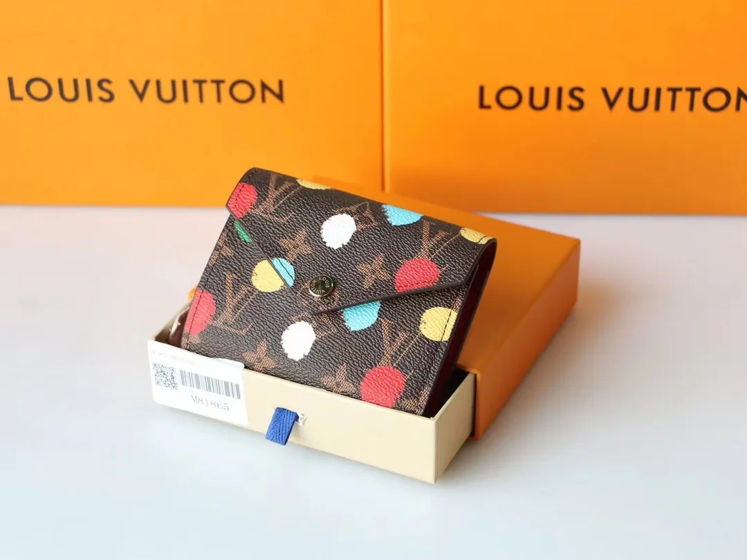 P130 M81865 This LV x YK Victorine wallet is from the Louis Vuitton x Yayoi Kusama collaboration series. The polka dot pattern has been throughout the Japanese artist's creative career. This time, it appears on Monogram canvas through silk screen printing technology, as if it were hand-painted, sublimating functional design with artistic flavor. Size: 12 x 9.5 x 1.5cm